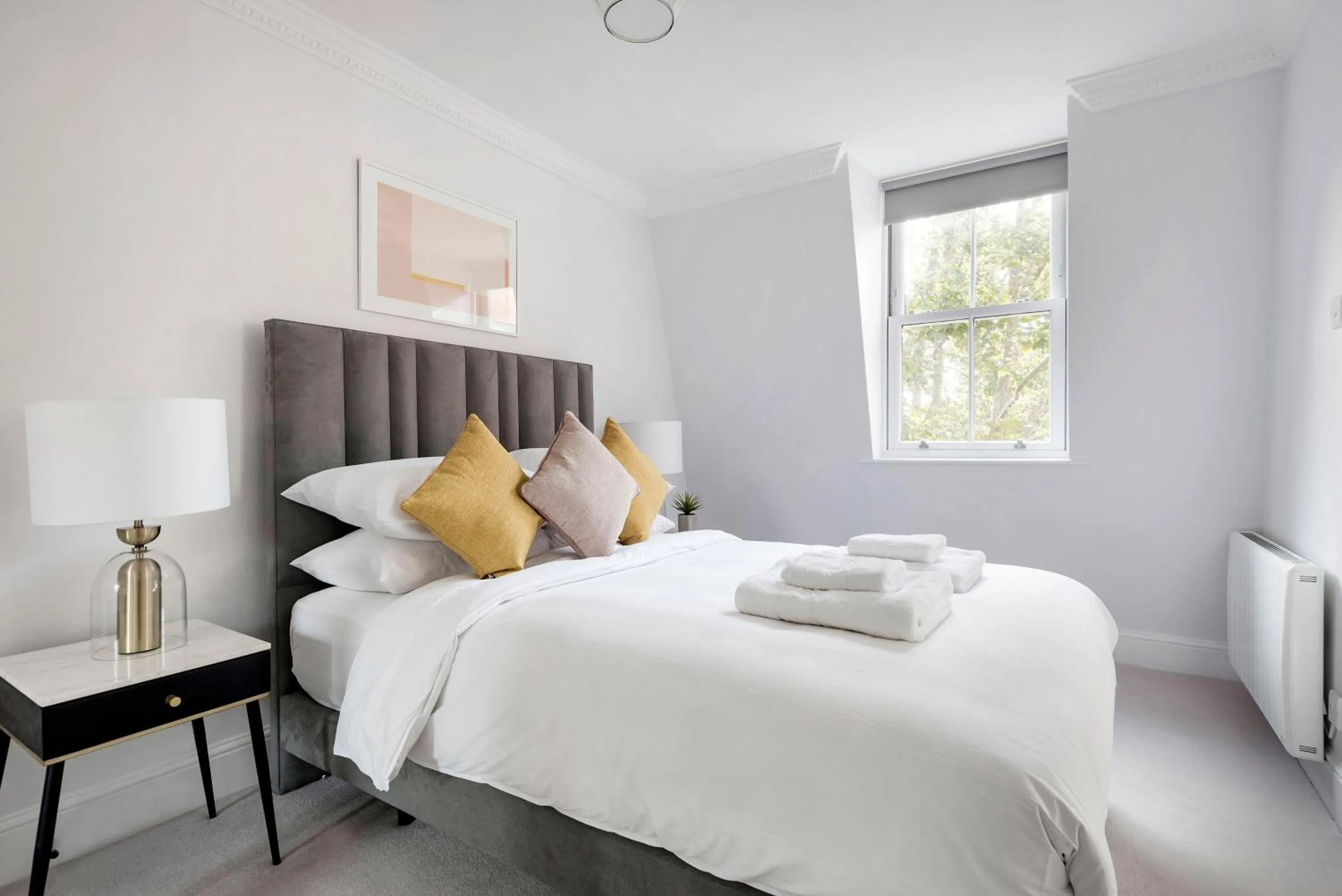 Bedroom, Bed in 3 Sloane Gardens