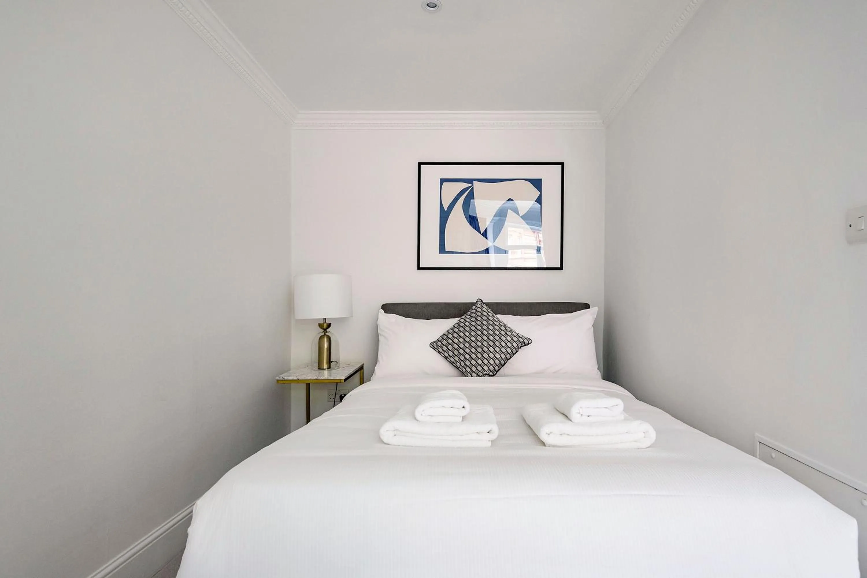 Bedroom, Bed in 3 Sloane Gardens