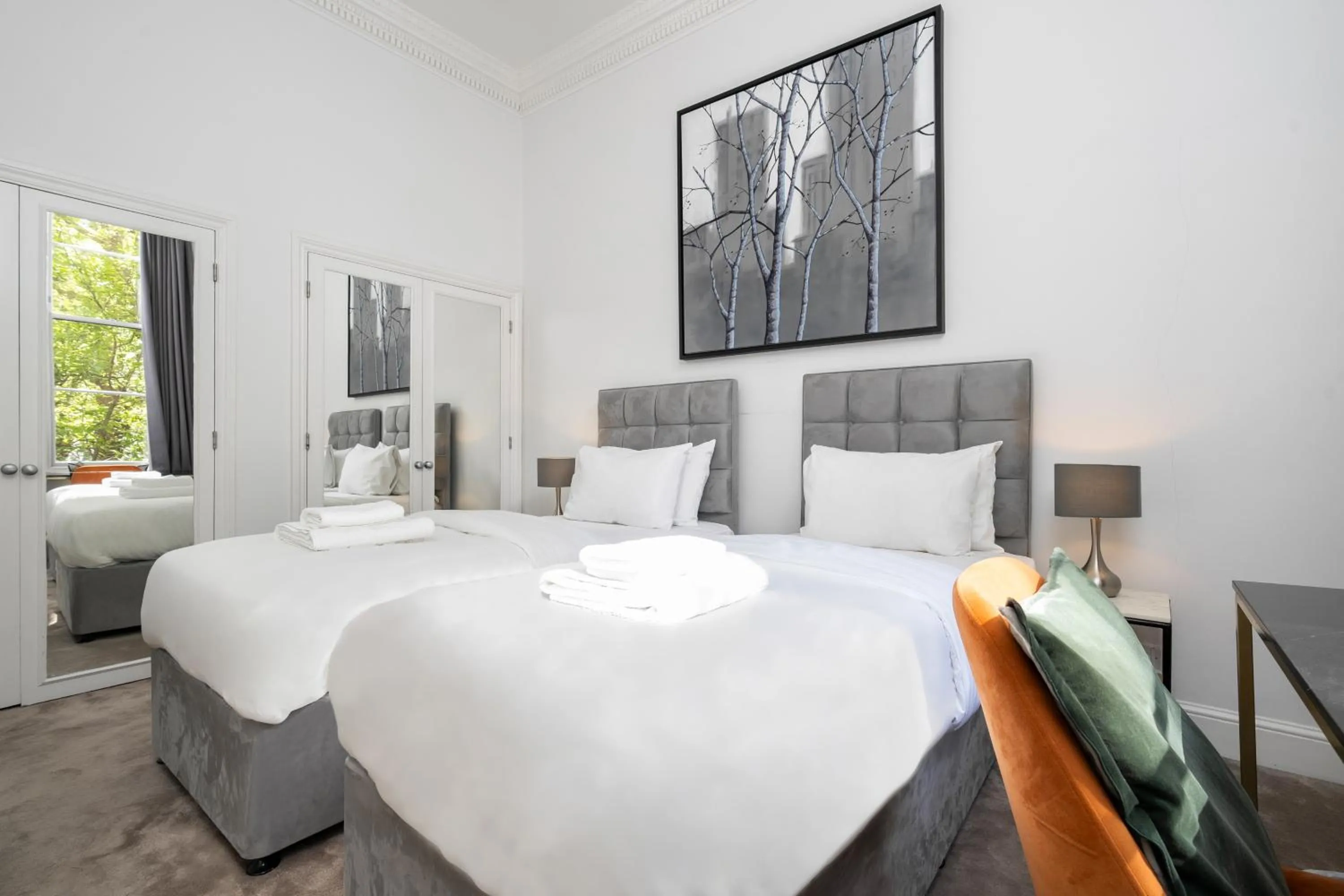 Bedroom, Bed in 3 Sloane Gardens