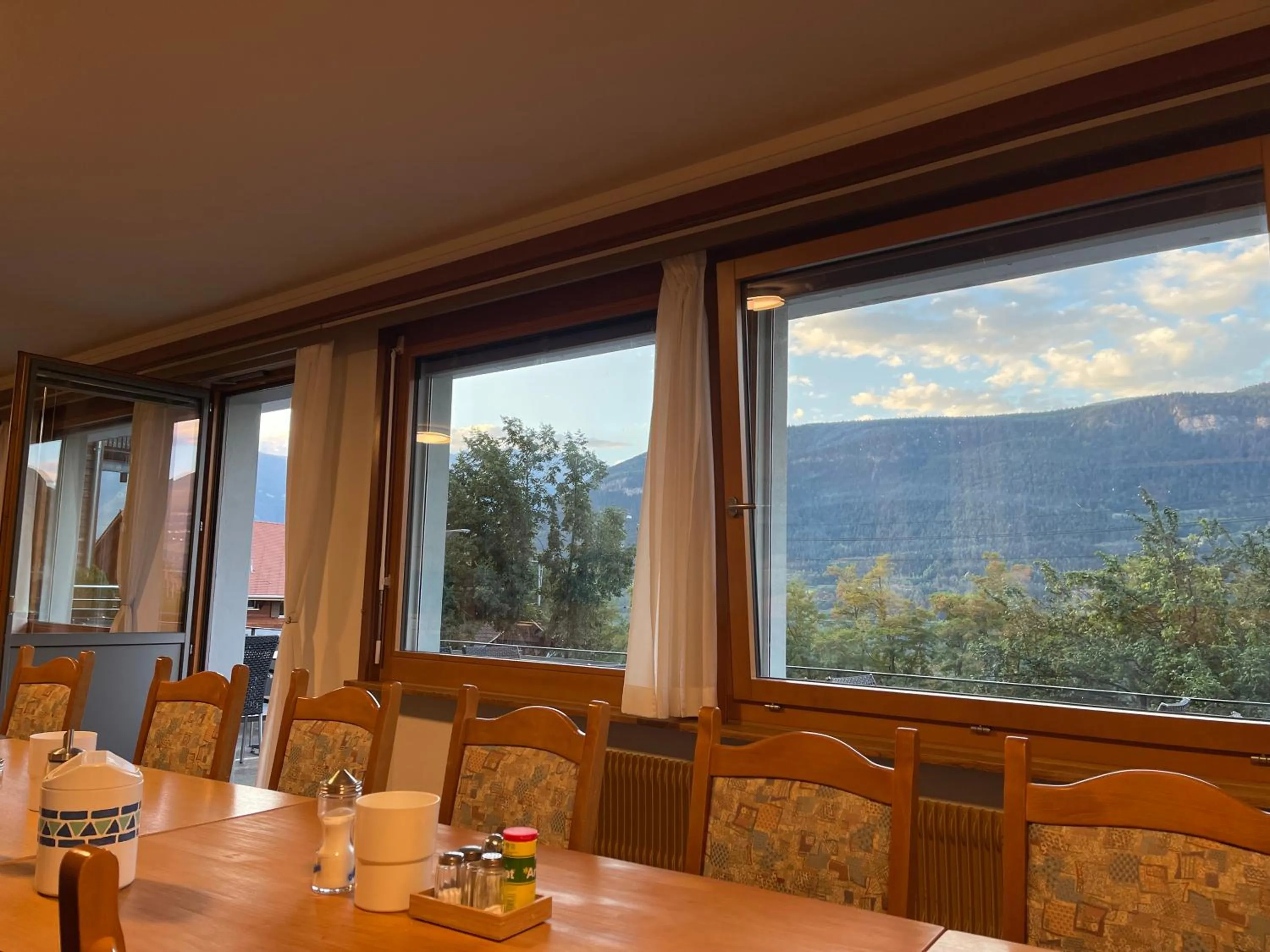 Breakfast in VISP erblick H O T E L AUSSERBERG Early & Late Check-in