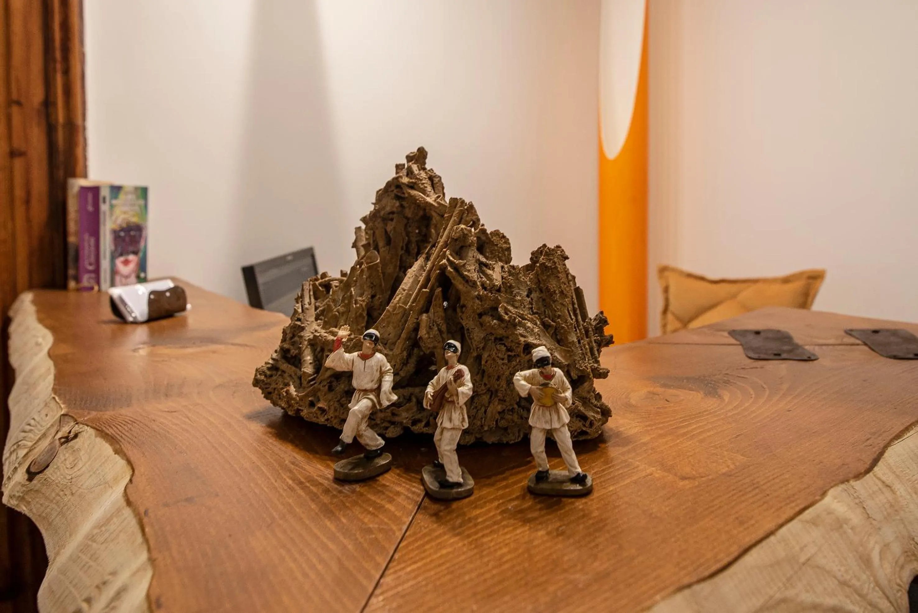 Decorative detail in Napul'è 19