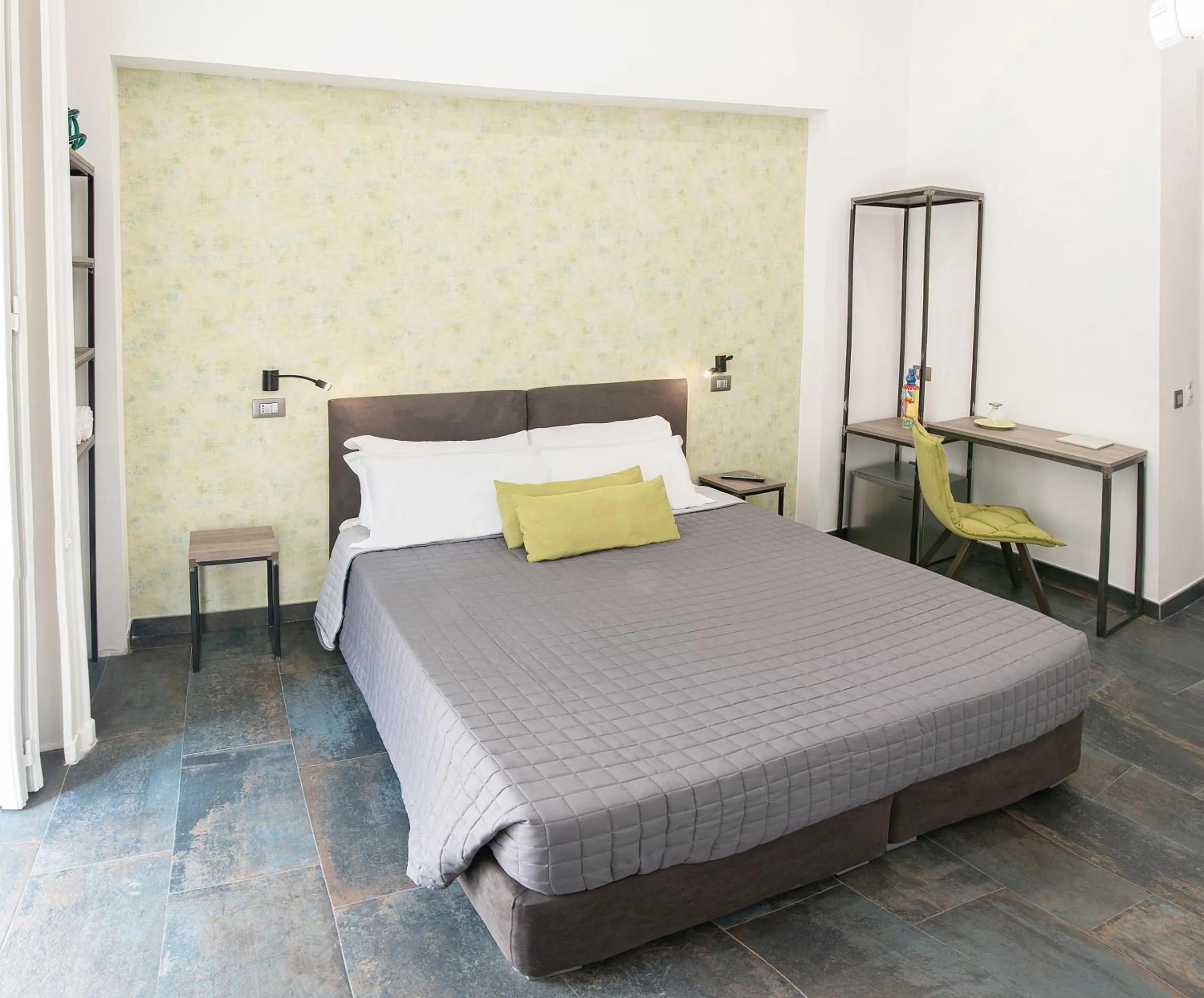 Photo of the whole room, Bed in Napul'è 19