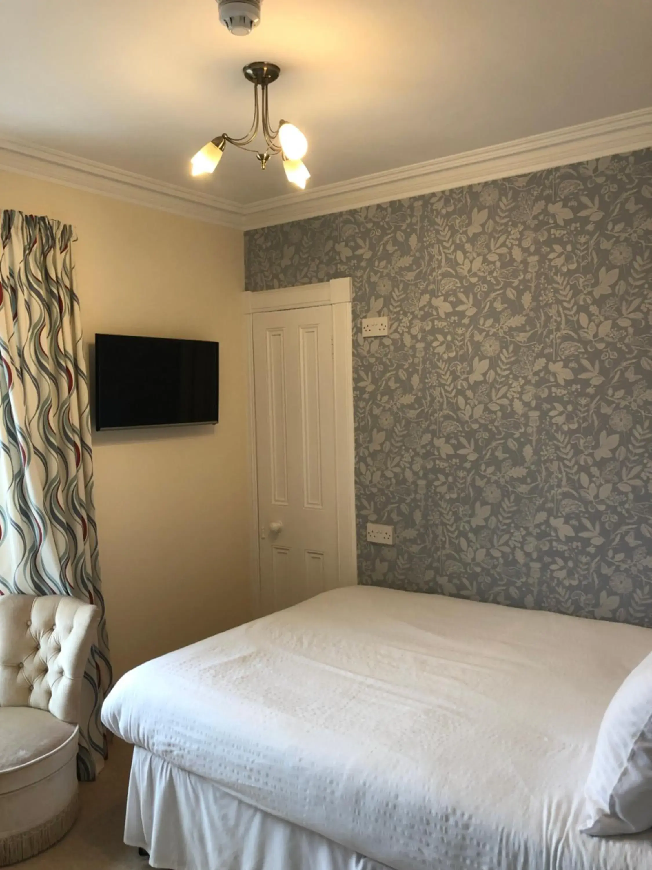 Double Room with Private Bathroom in The Aberdeen Arms Hotel Double Room with Private Bathroom in The Aberdeen Arms Hotel