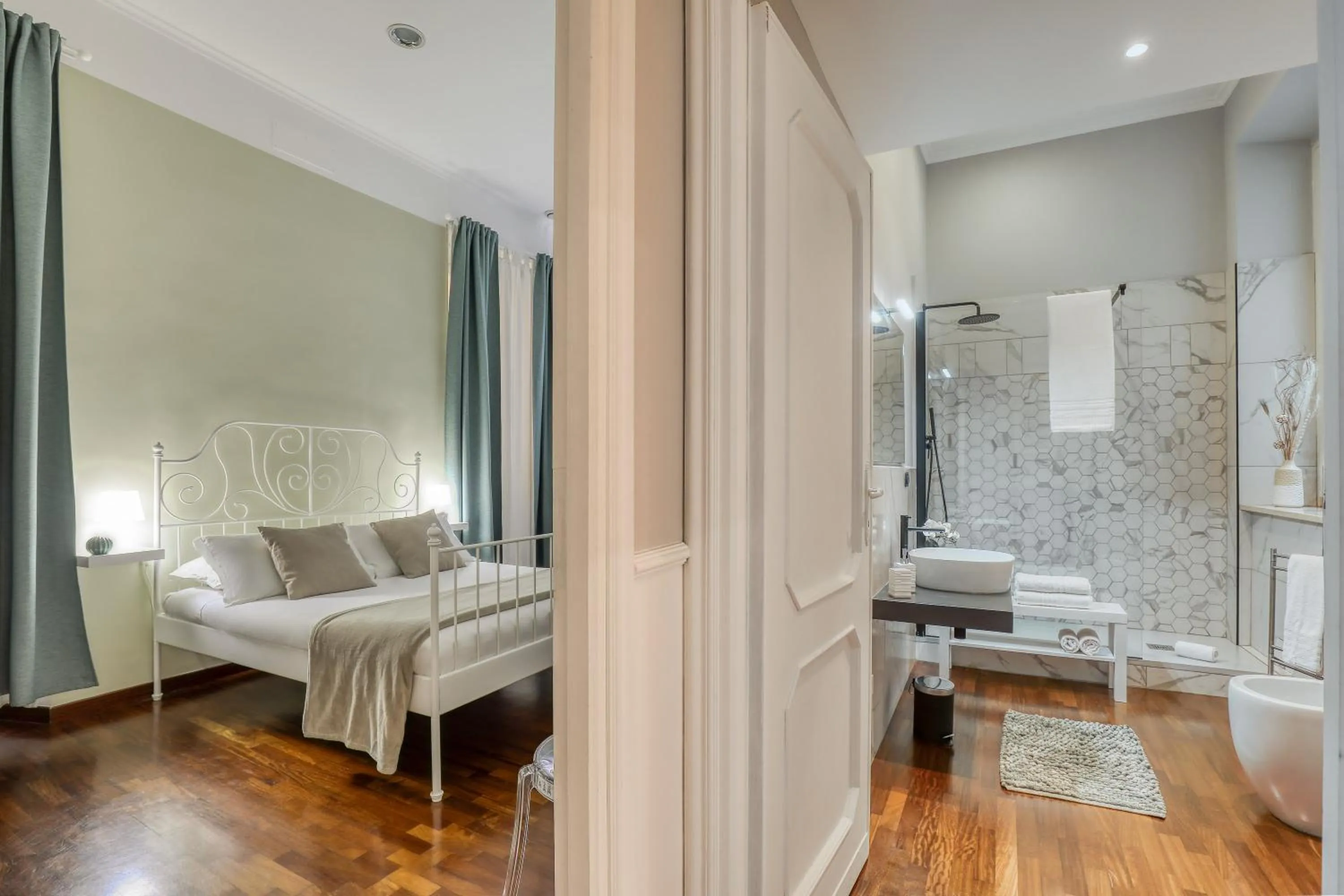 Photo of the whole room, Bed in ATRHOME Frattina Luxury