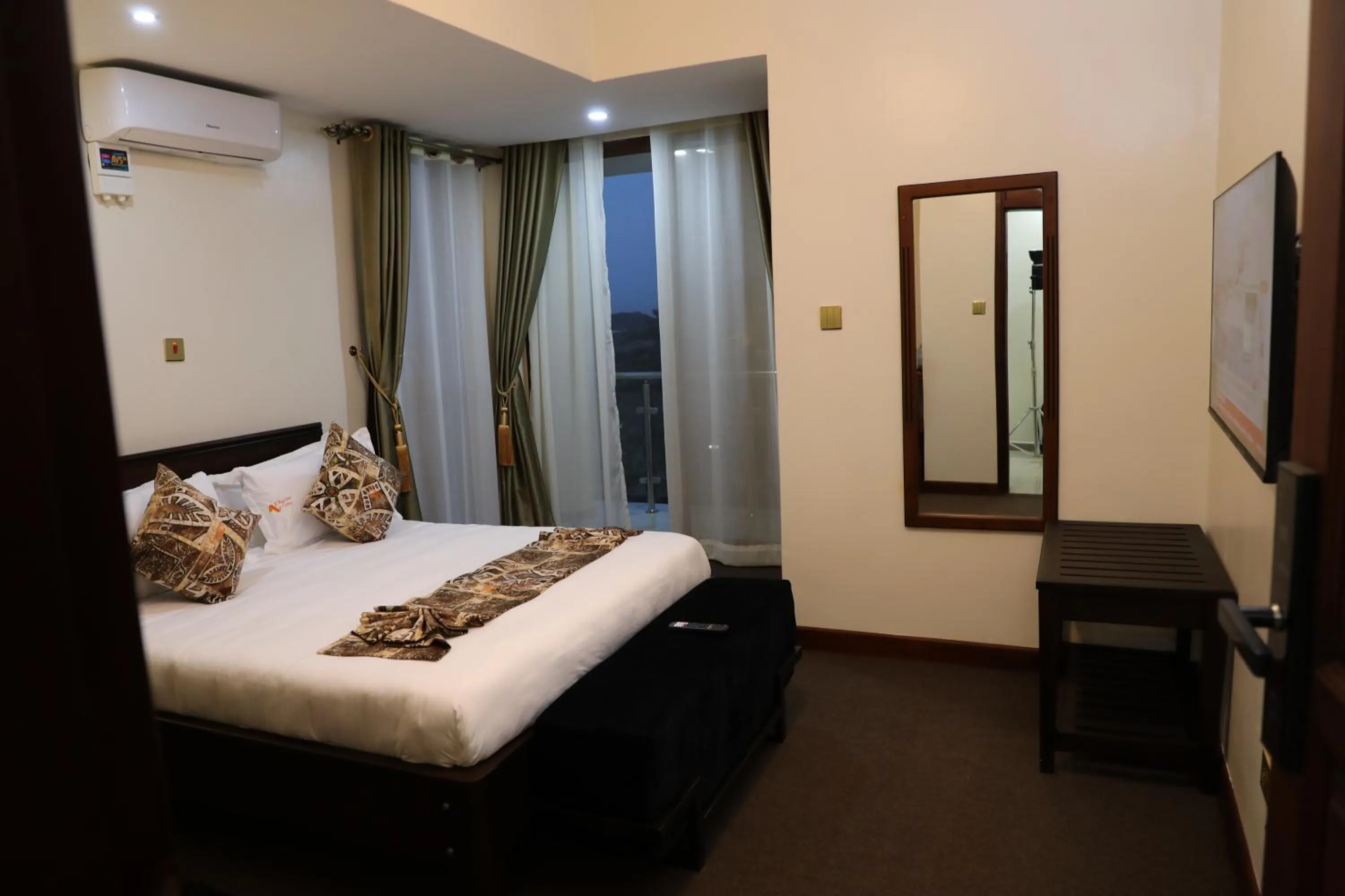 Photo of the whole room, Bed in Precious Villas Lubowa