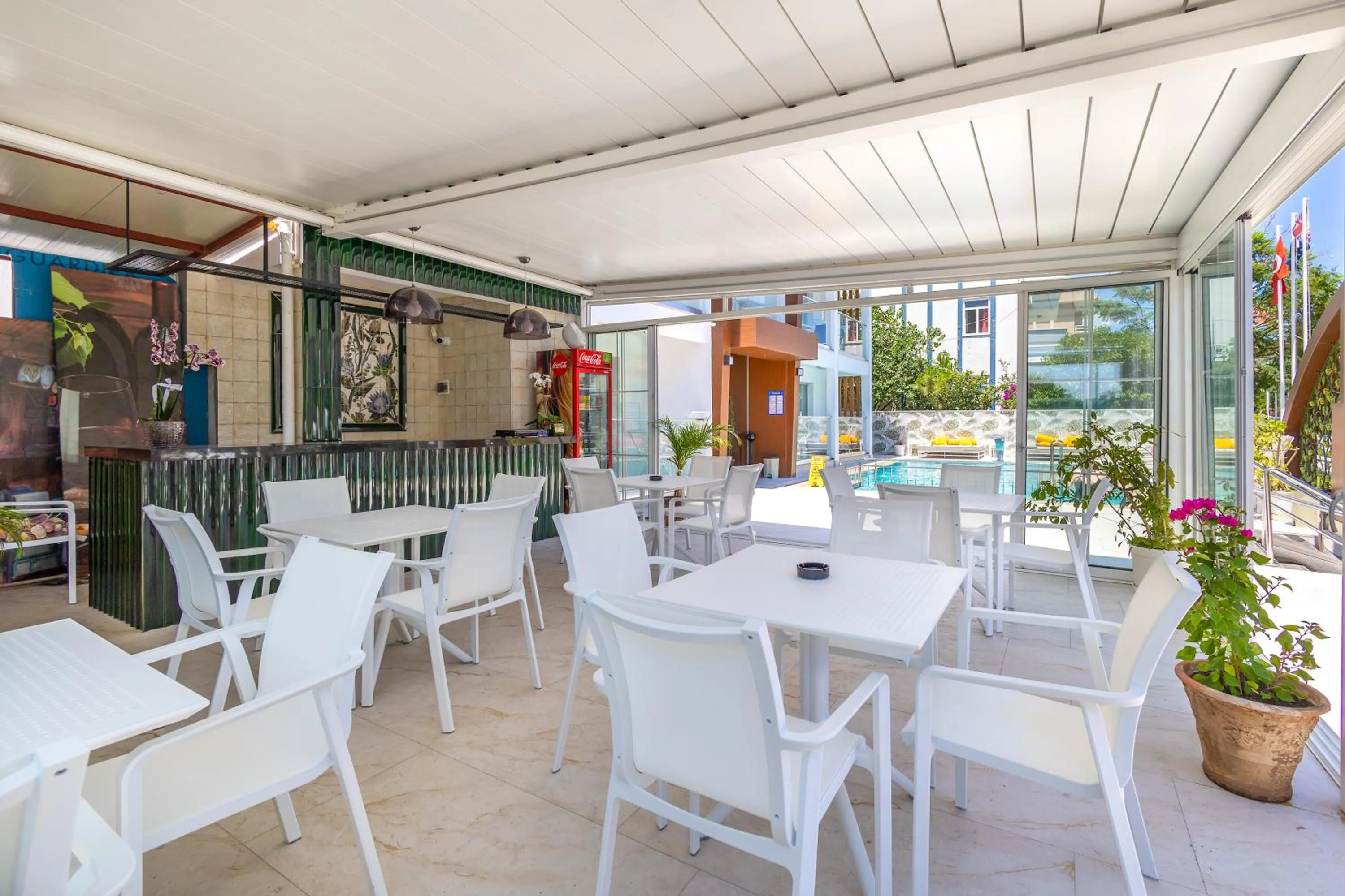 Restaurant/places to eat in Princess Kinli Suites Hotel