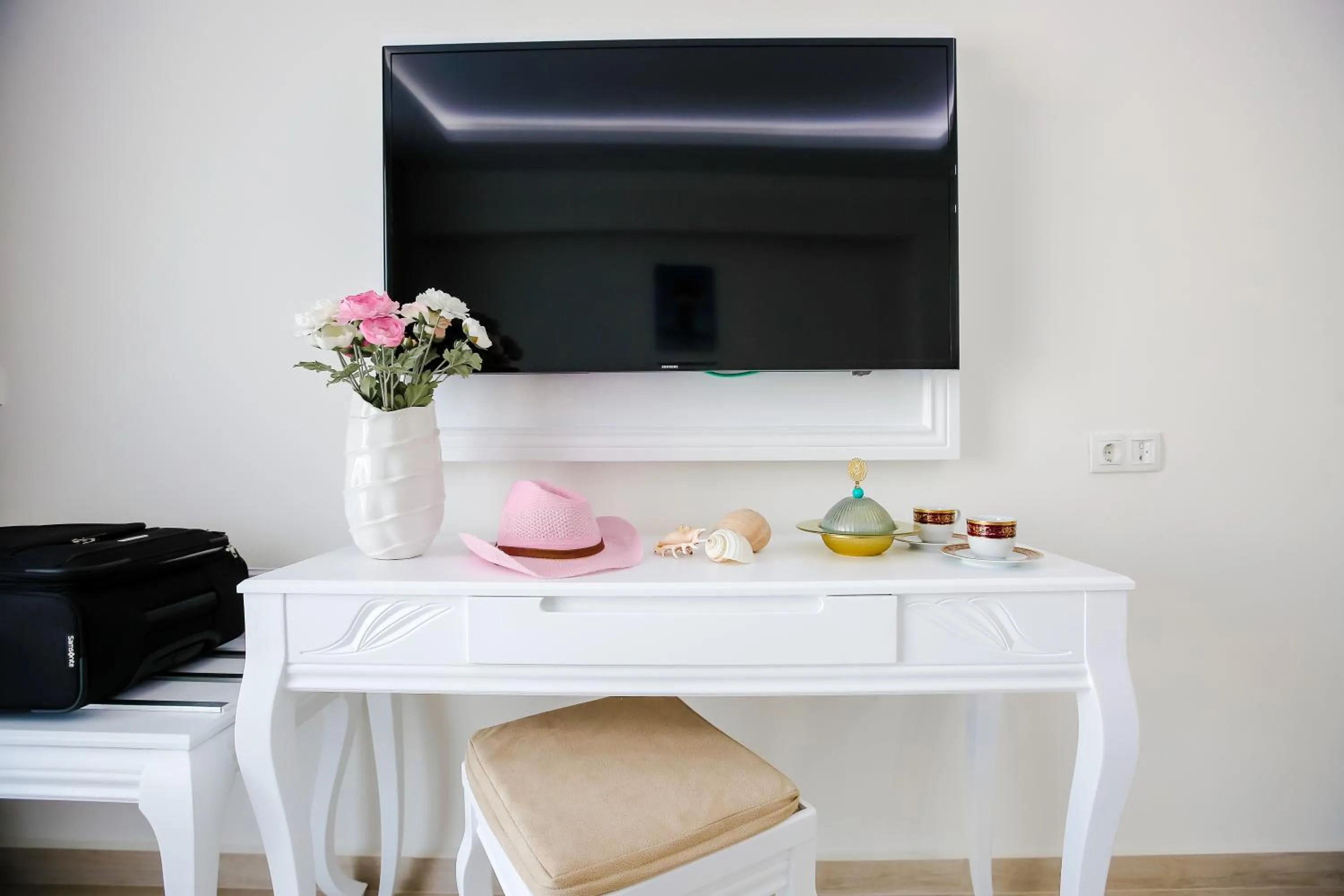 TV and multimedia in Princess Kinli Suites Hotel