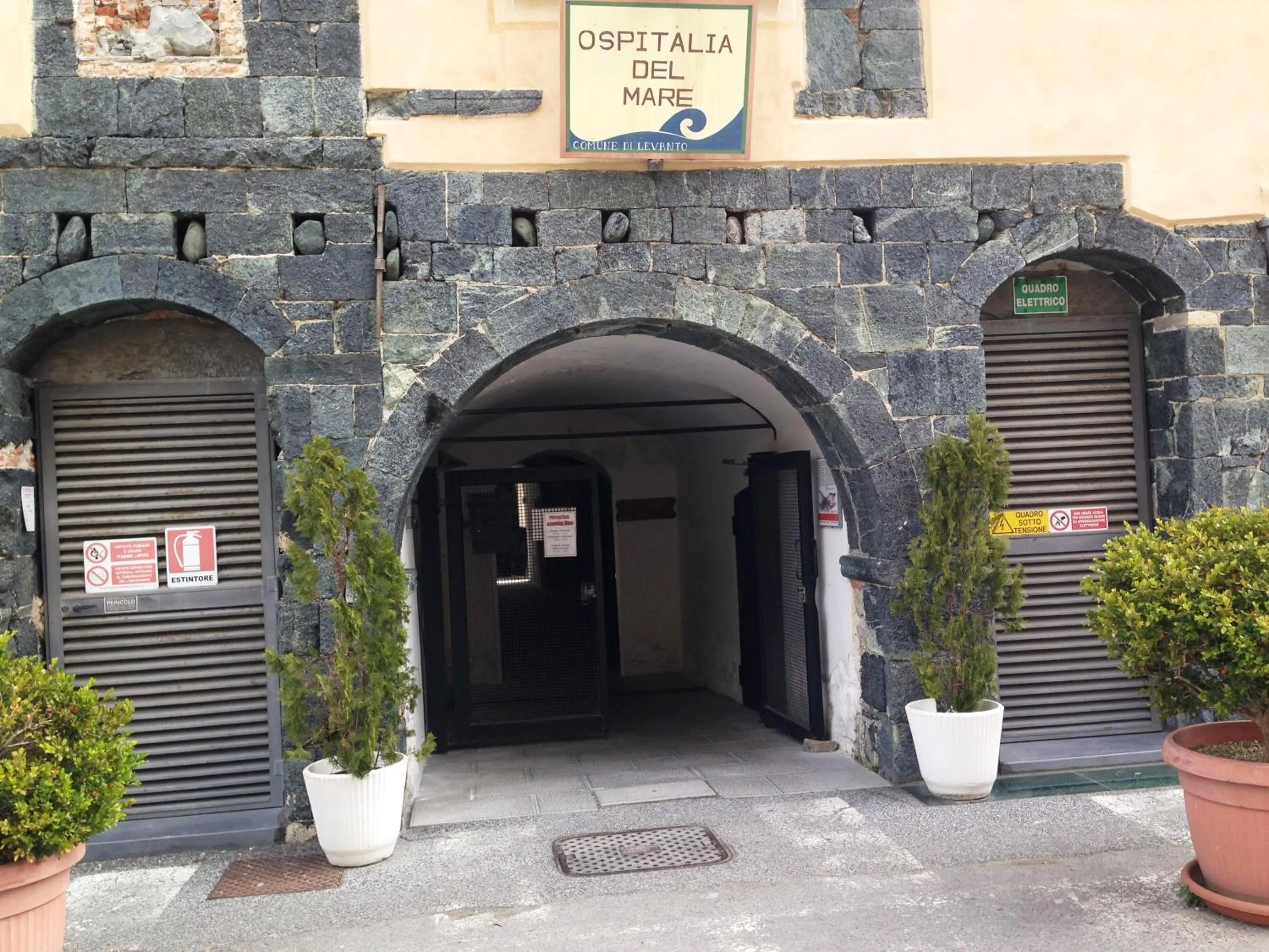 Facade/entrance in Ospitalia del Mare Hostel