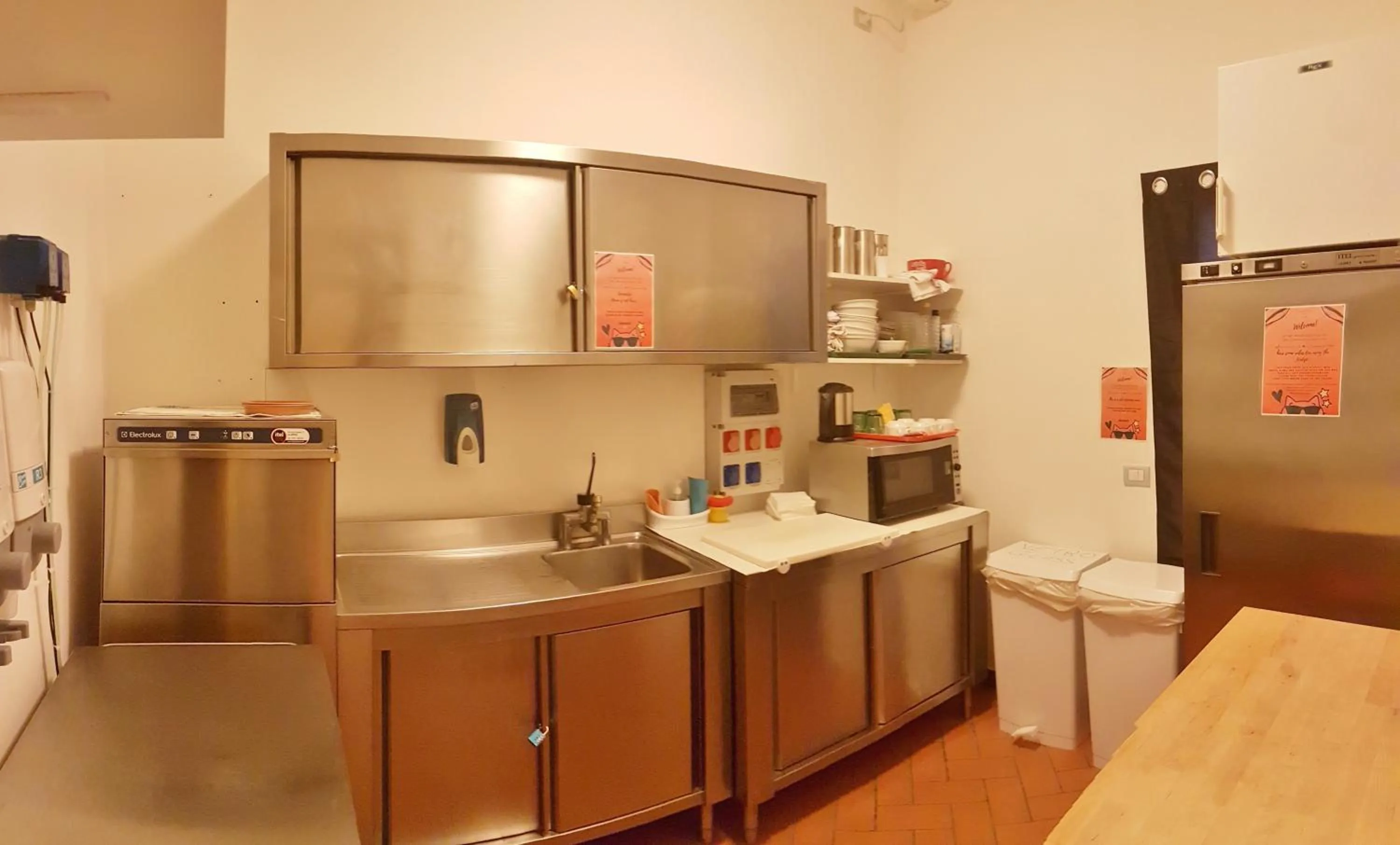 Kitchen or kitchenette in Ospitalia del Mare Hostel
