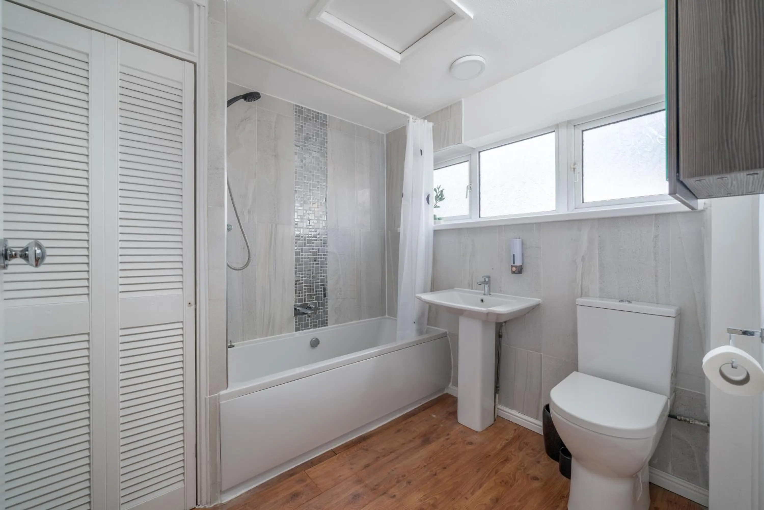 Bathroom in Skyvillion-STEVENAGE Amazing 3Bed House, Garden, Free Off Street Parking for 2 Cars, WiFi