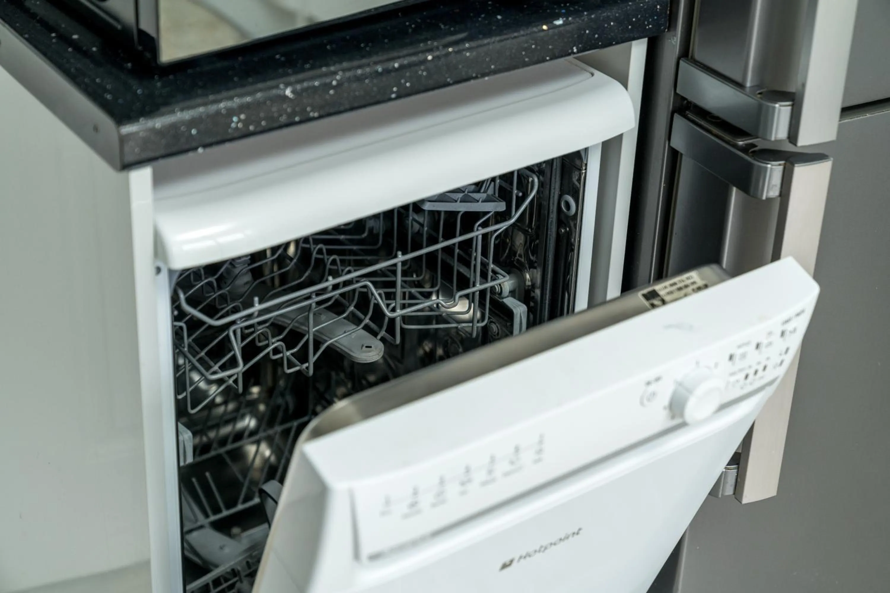 Kitchen or kitchenette in Skyvillion-STEVENAGE Amazing 3Bed House, Garden, Free Off Street Parking for 2 Cars, WiFi