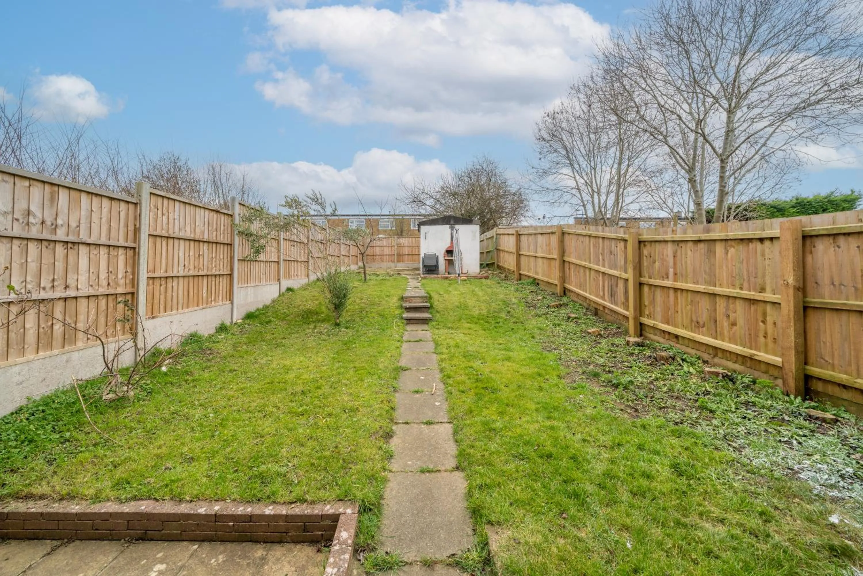 Garden in Skyvillion-STEVENAGE Amazing 3Bed House, Garden, Free Off Street Parking for 2 Cars, WiFi