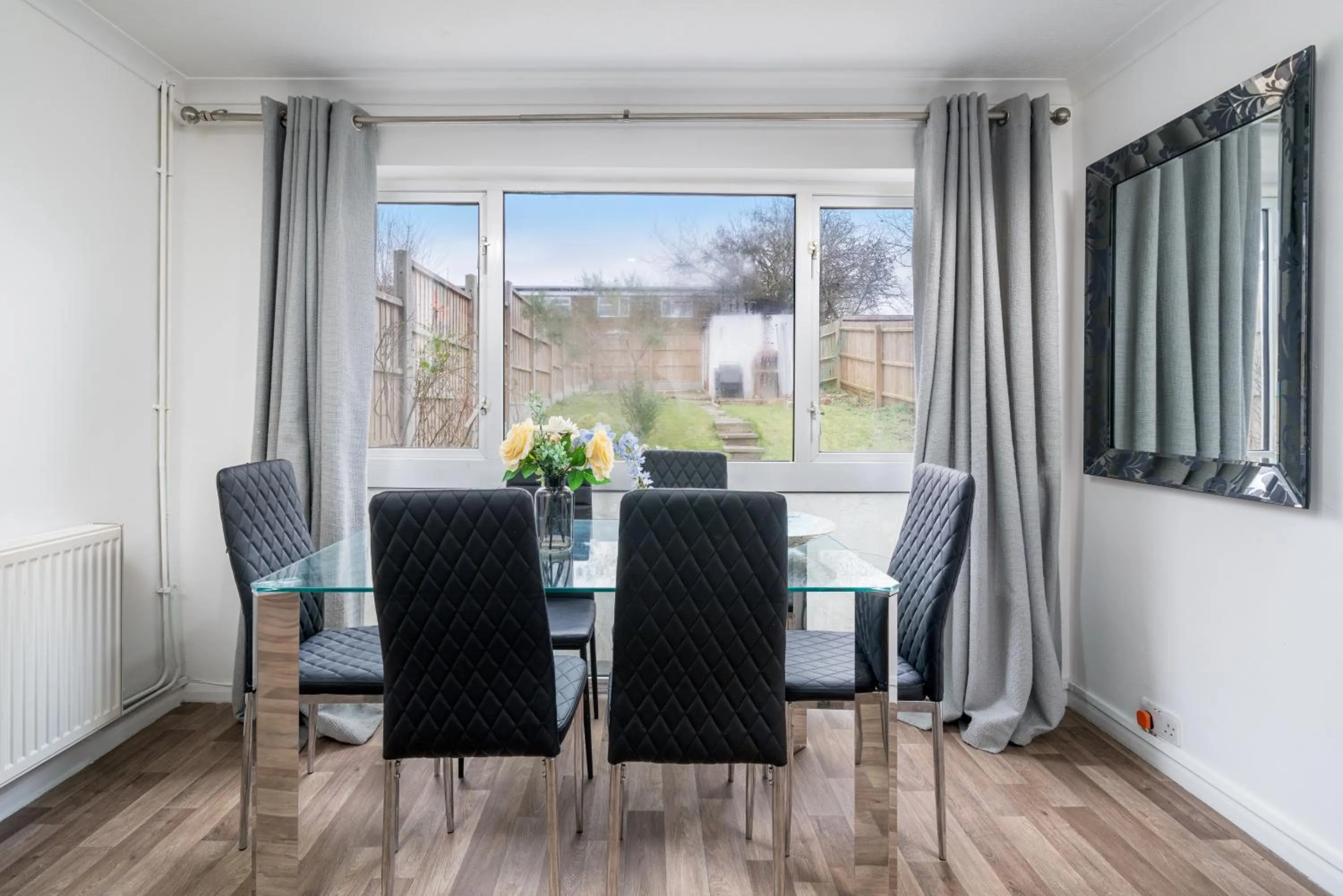 Dinner in Skyvillion-STEVENAGE Amazing 3Bed House, Garden, Free Off Street Parking for 2 Cars, WiFi