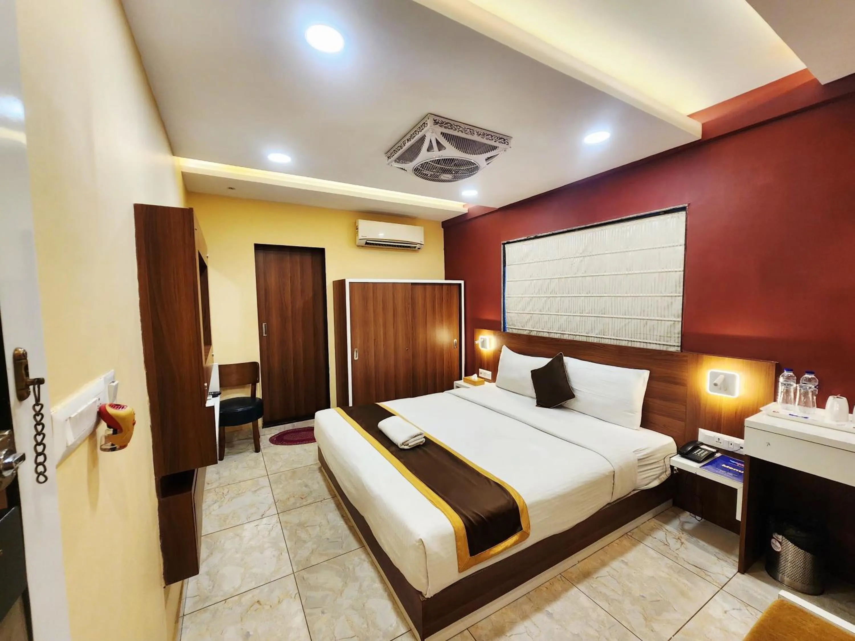 TV and multimedia, Bed in The Avenue Hotel Ballygunge