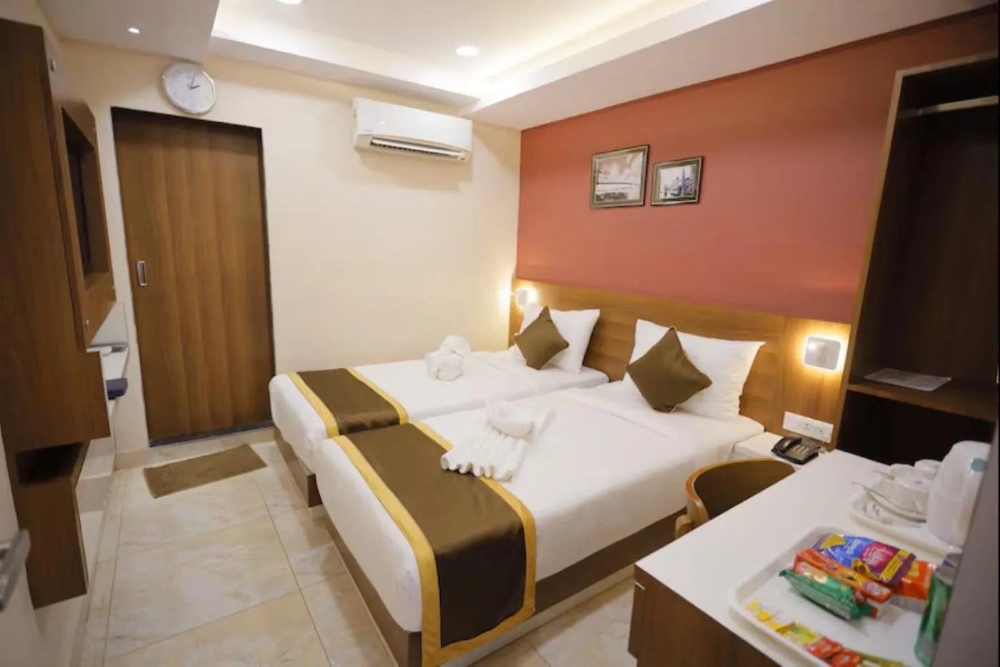 Photo of the whole room, Bed in The Avenue Hotel Ballygunge