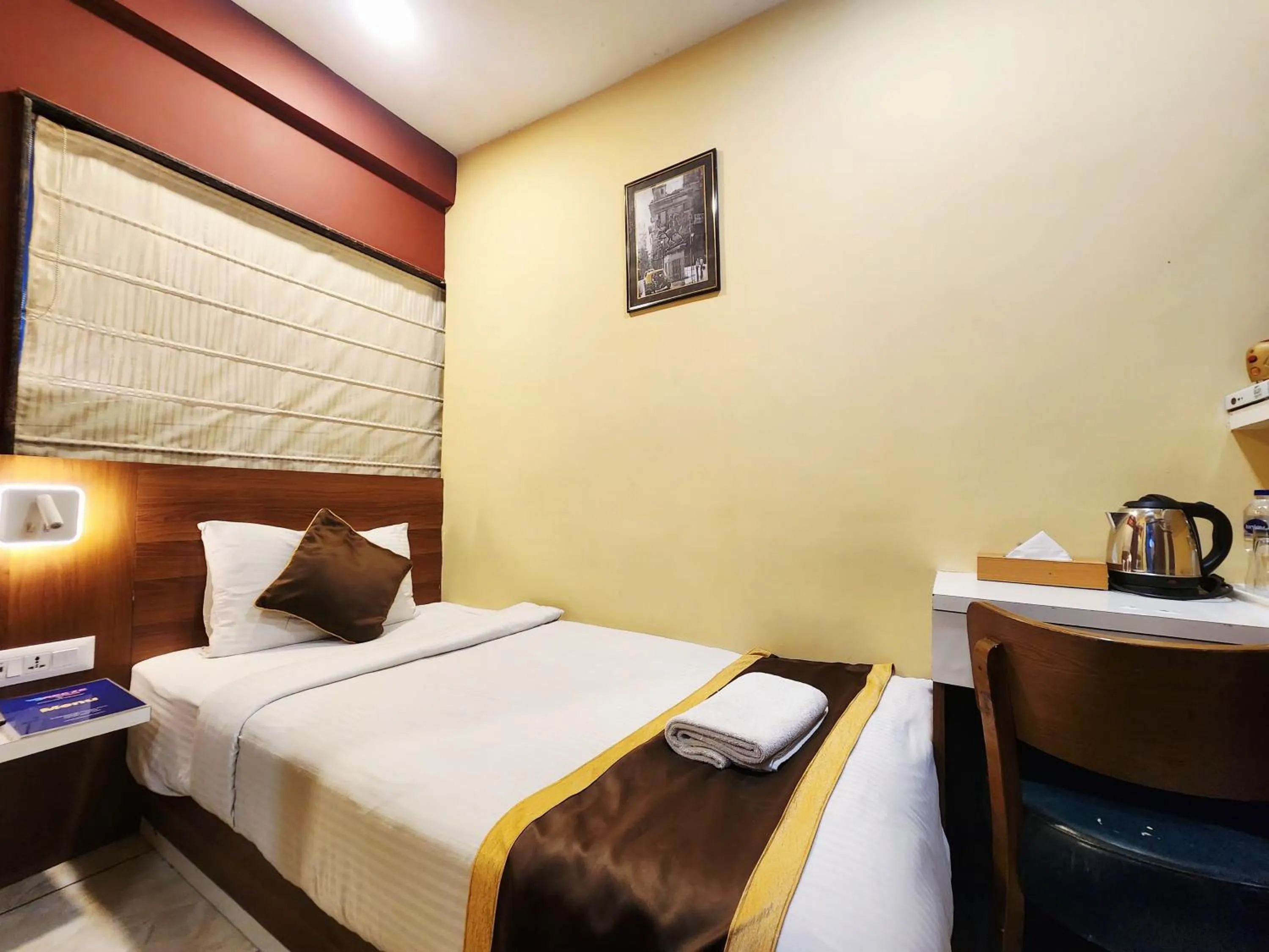 Bed in The Avenue Hotel Ballygunge