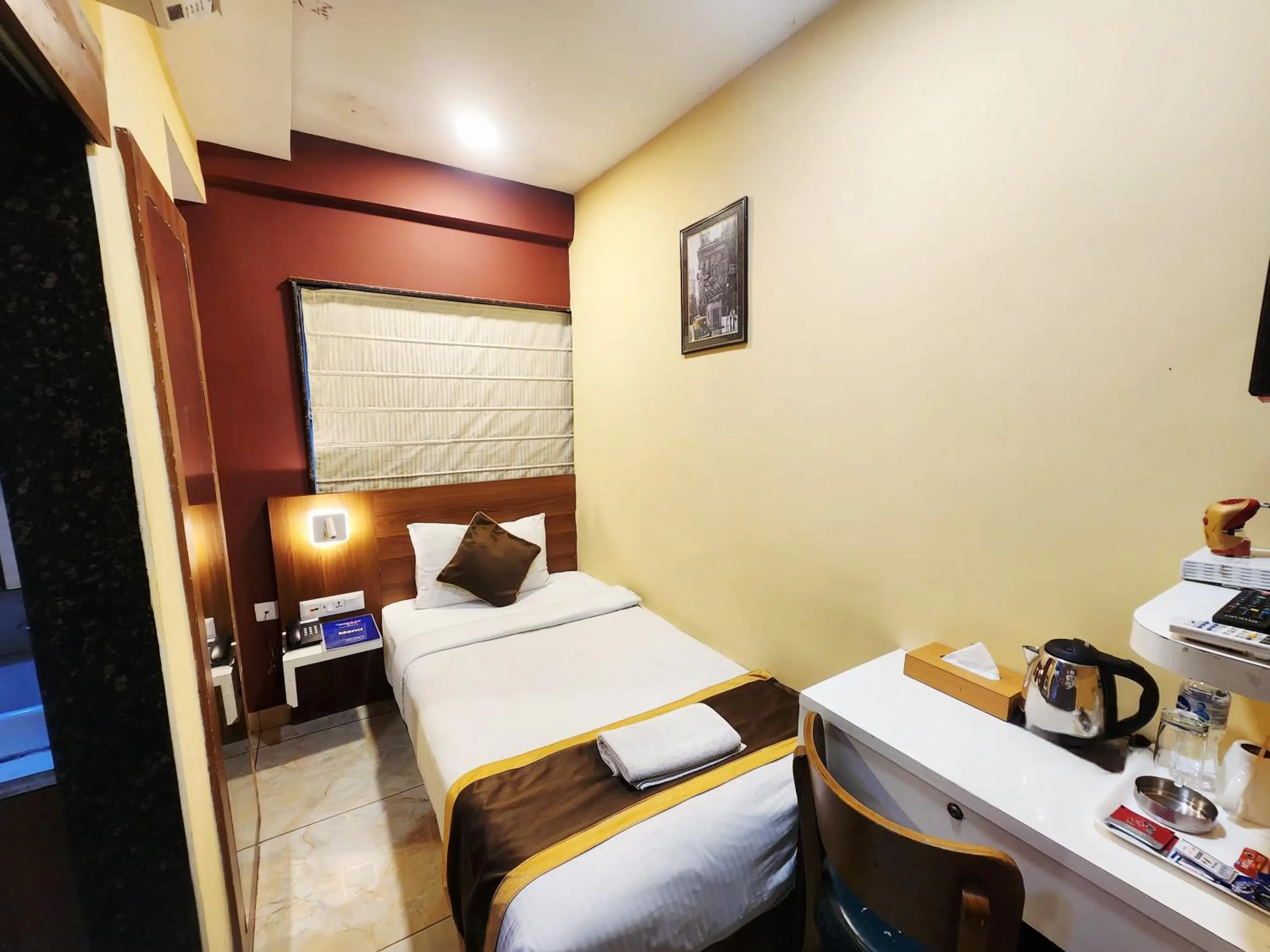 Bed in The Avenue Hotel Ballygunge