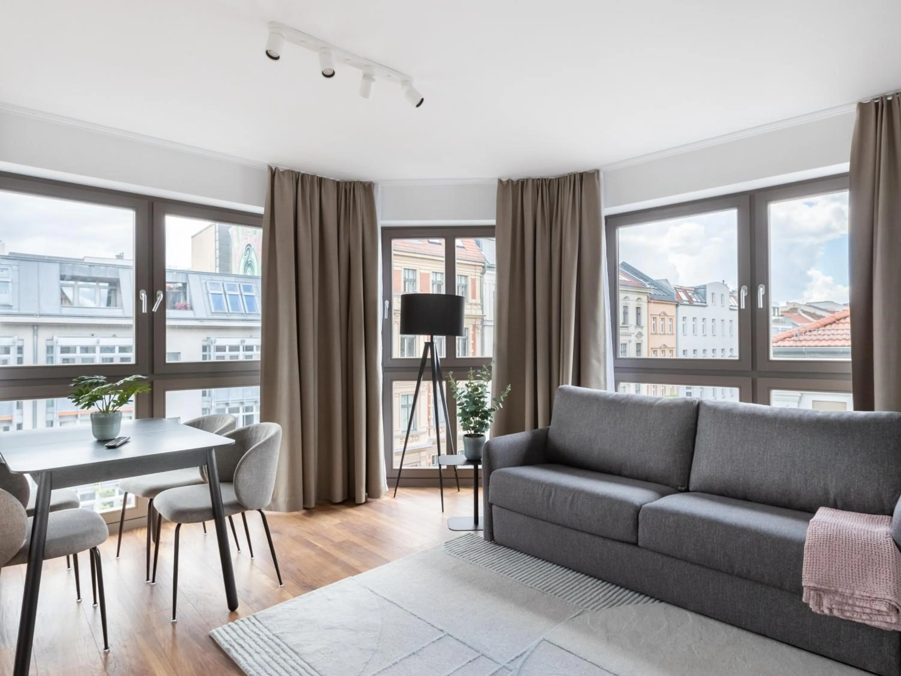 Living room in Flower's Berlin by Limehome - Digital Access