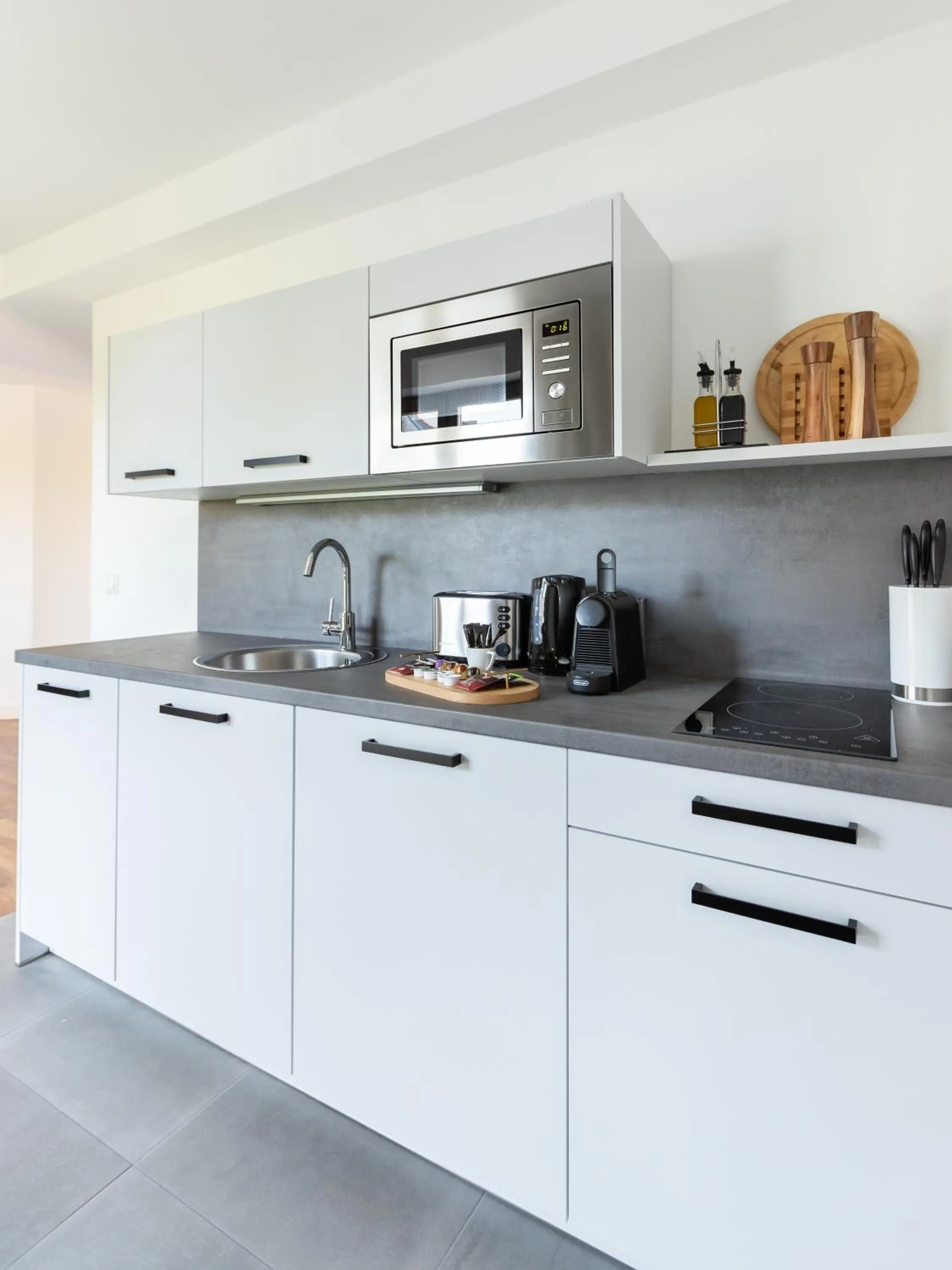 Kitchen or kitchenette in Flower's Berlin by Limehome - Digital Access