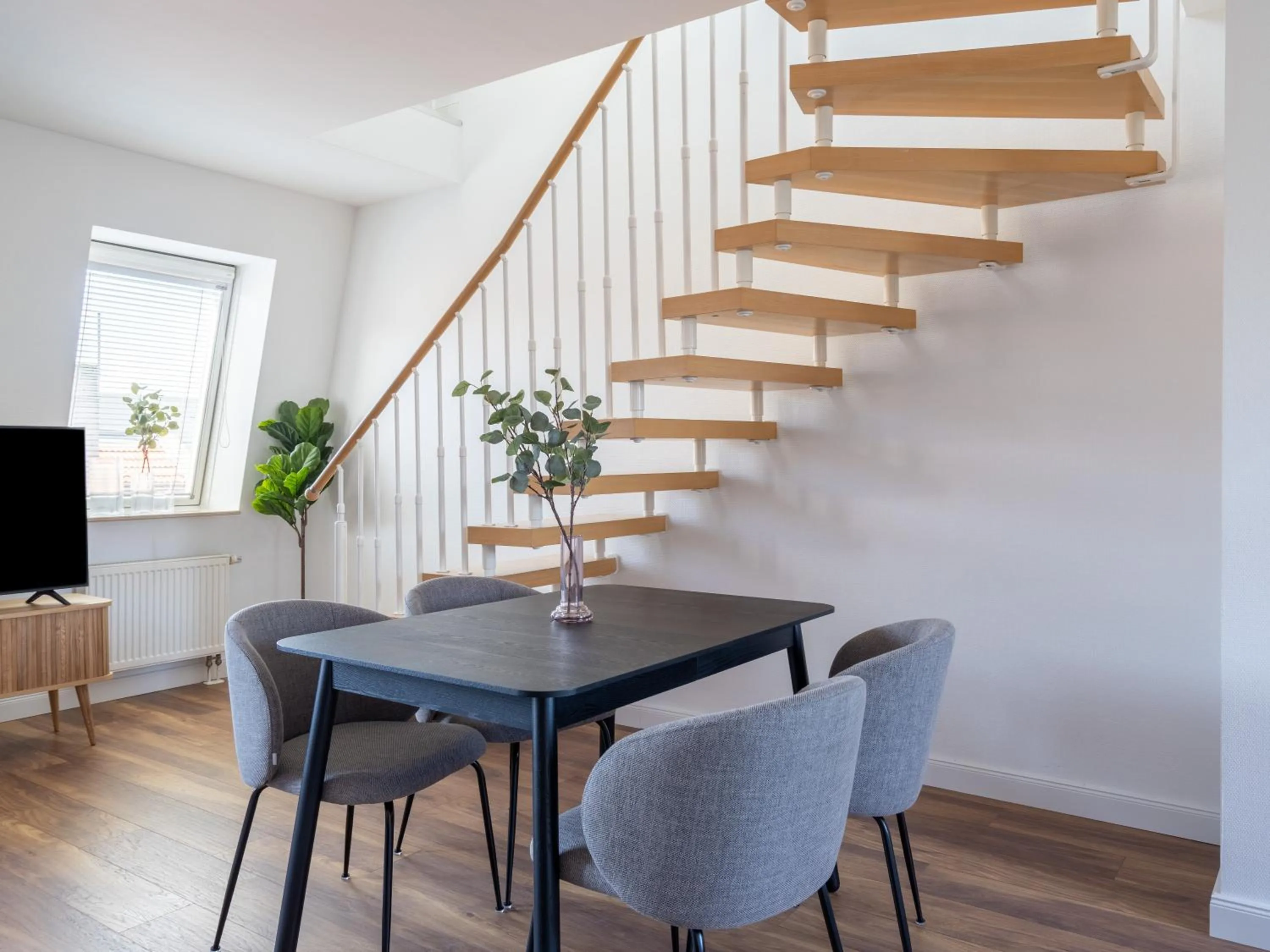 Living room in Flower's Berlin by Limehome - Digital Access