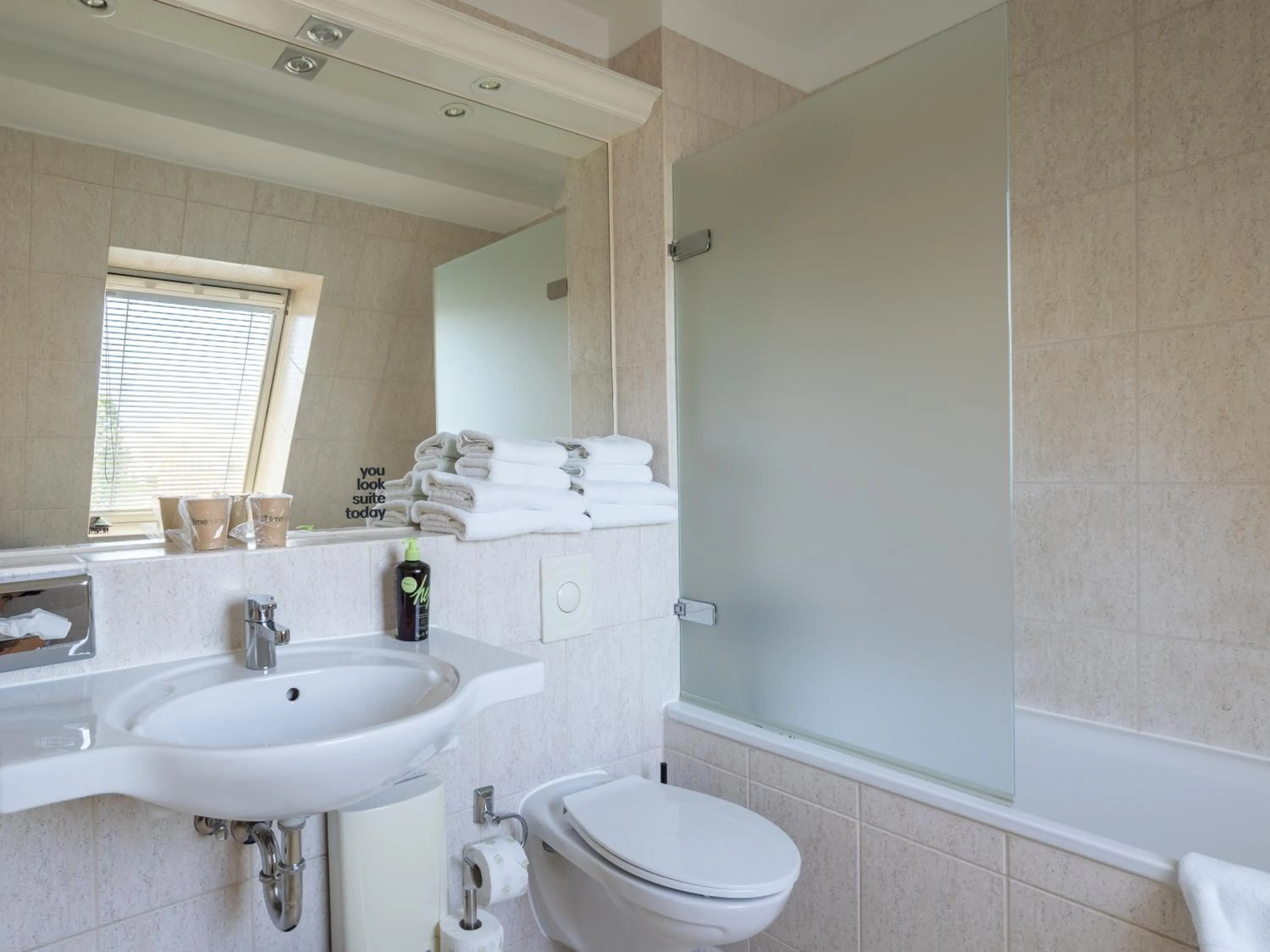 Shower in Flower's Berlin by Limehome - Digital Access