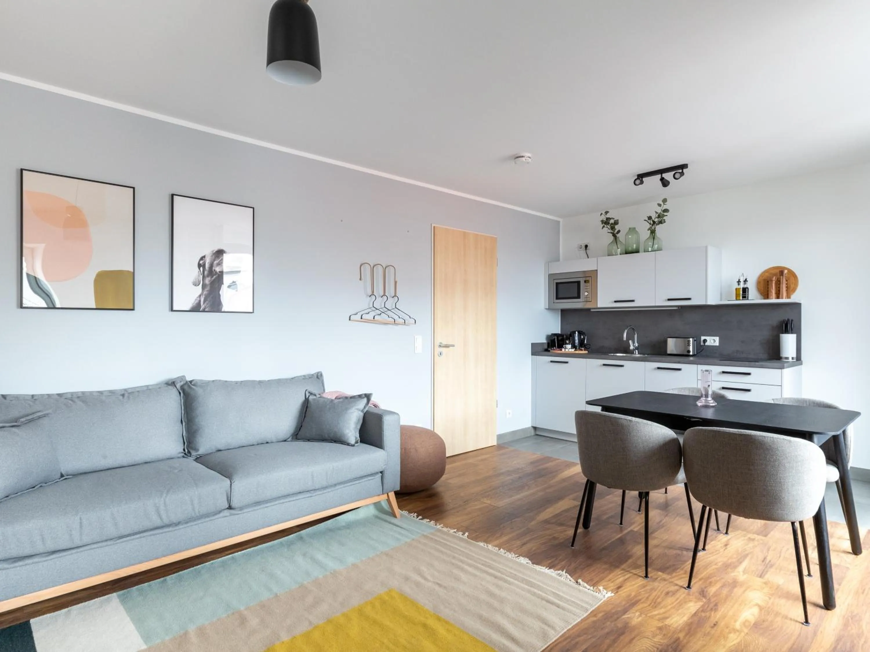 Kitchen or kitchenette in Flower's Berlin by Limehome - Digital Access