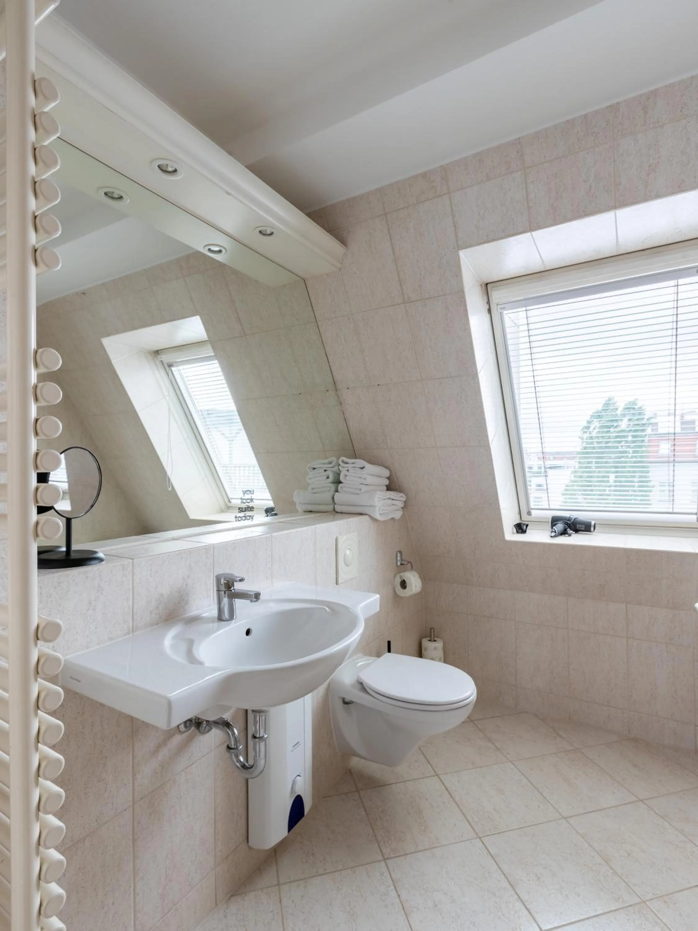 Bathroom in Flower's Berlin by Limehome - Digital Access