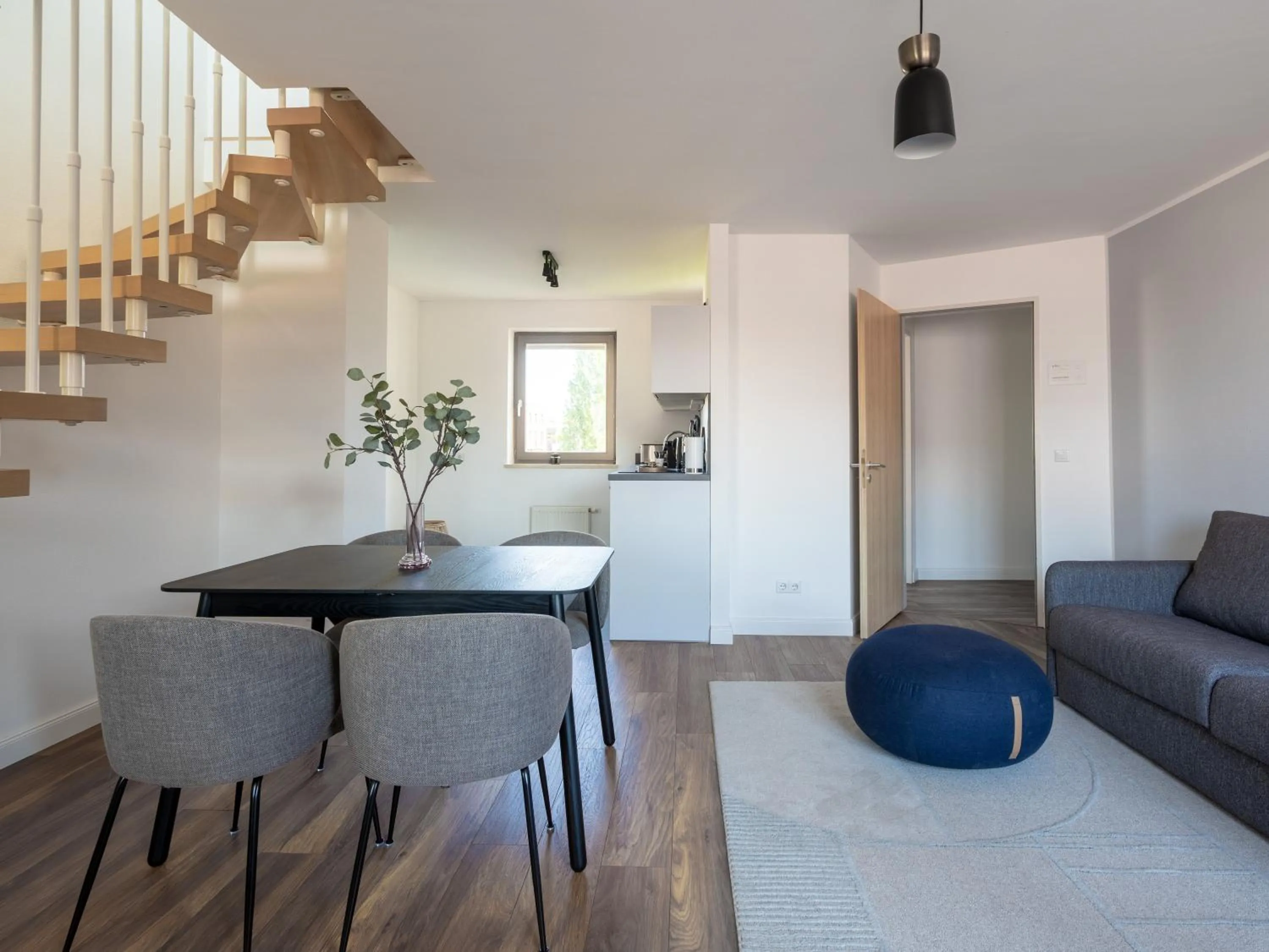 Living room in Flower's Berlin by Limehome - Digital Access