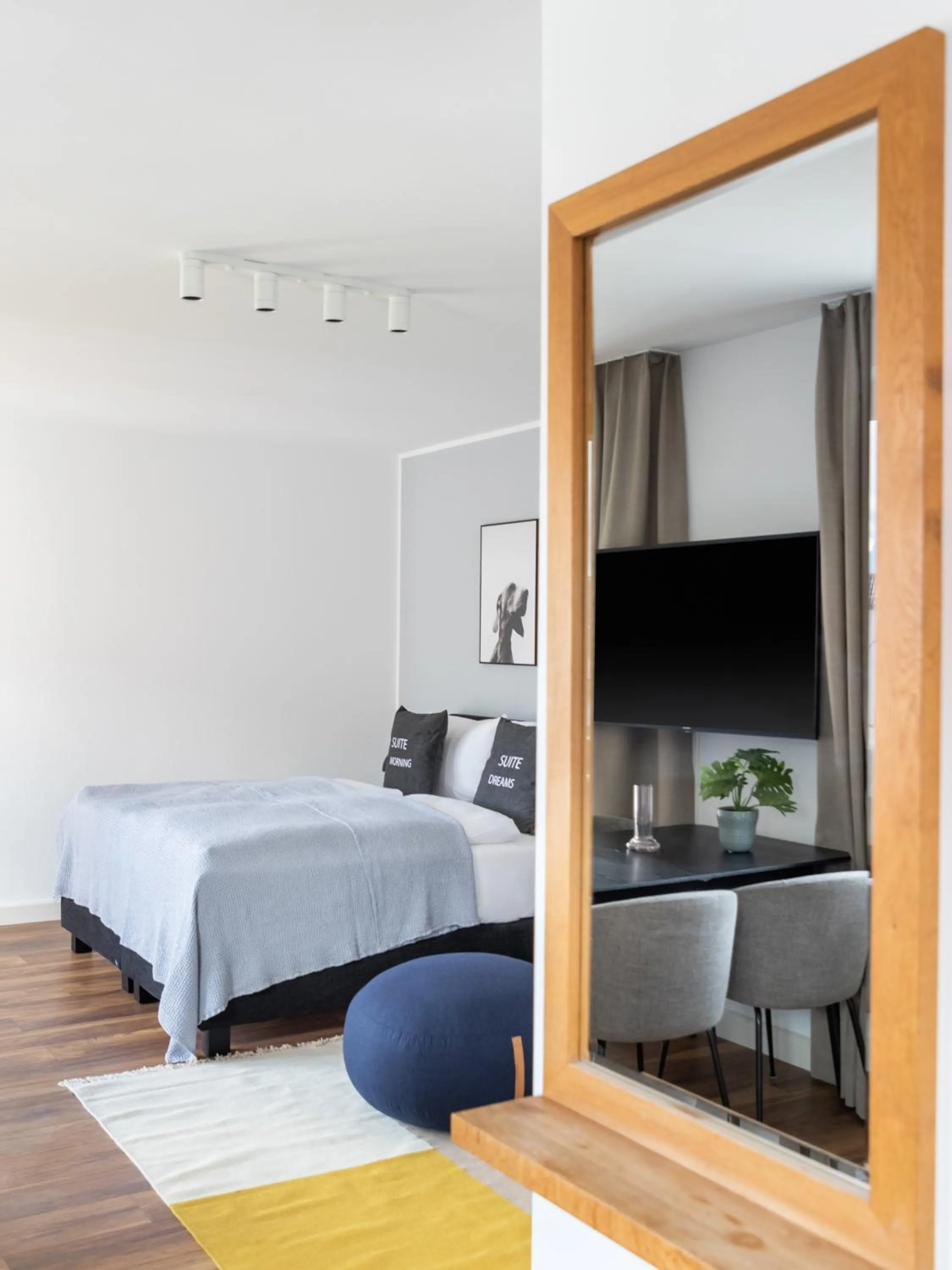 Bed in Flower's Berlin by Limehome - Digital Access