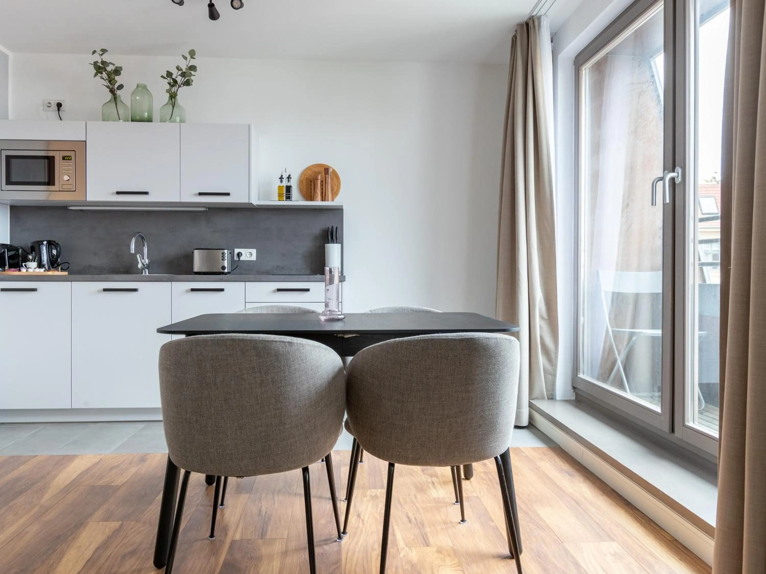 Kitchen or kitchenette in Flower's Berlin by Limehome - Digital Access