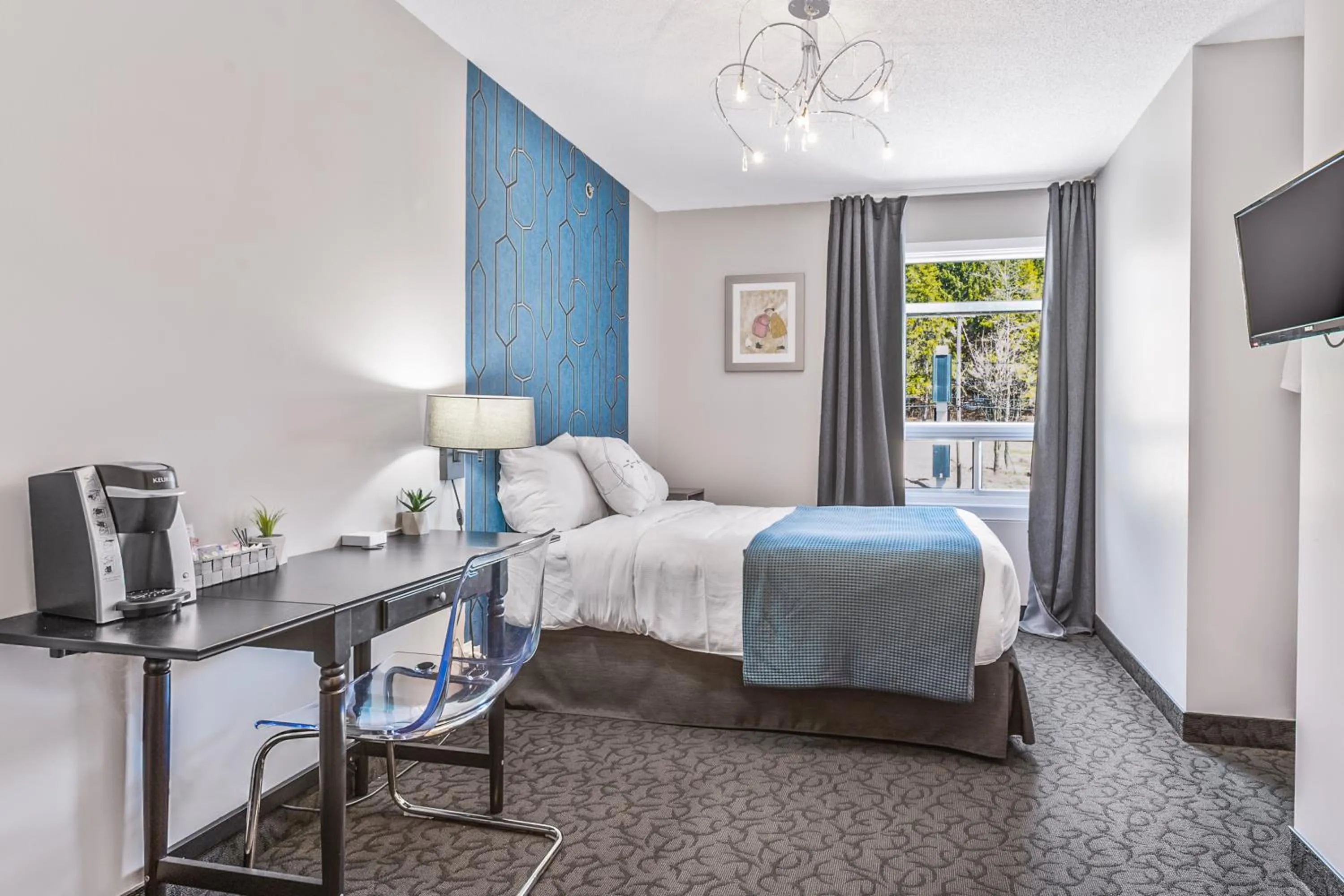 Photo of the whole room, Bed in Manoir Lac-Etchemin