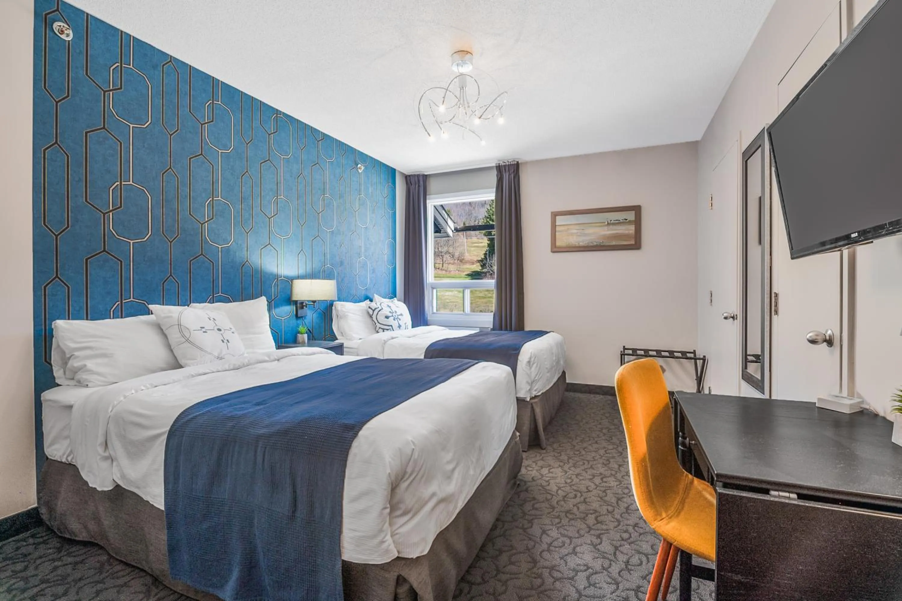 Photo of the whole room, Bed in Manoir Lac-Etchemin