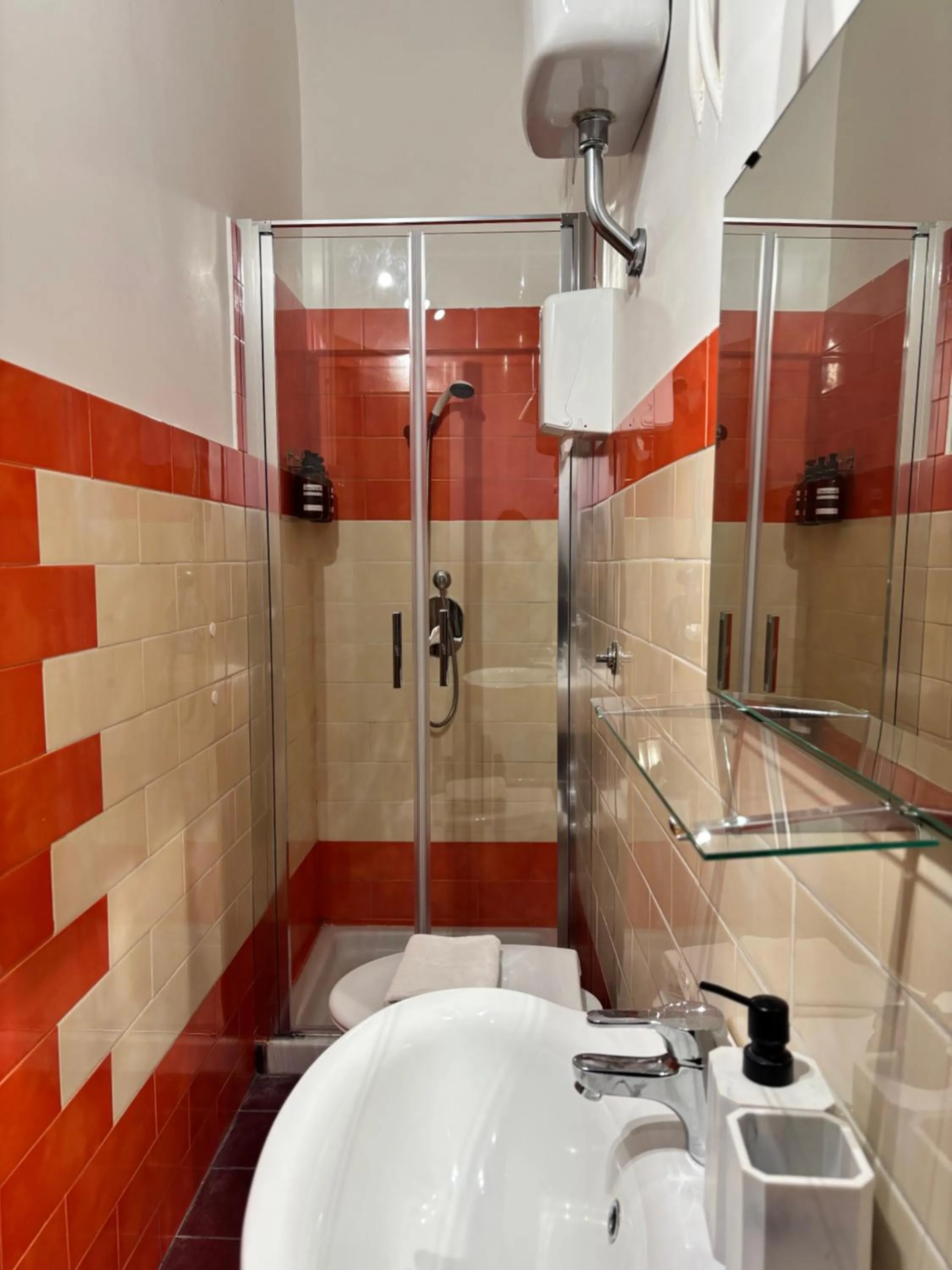 Shower in Il Teatro Rooms