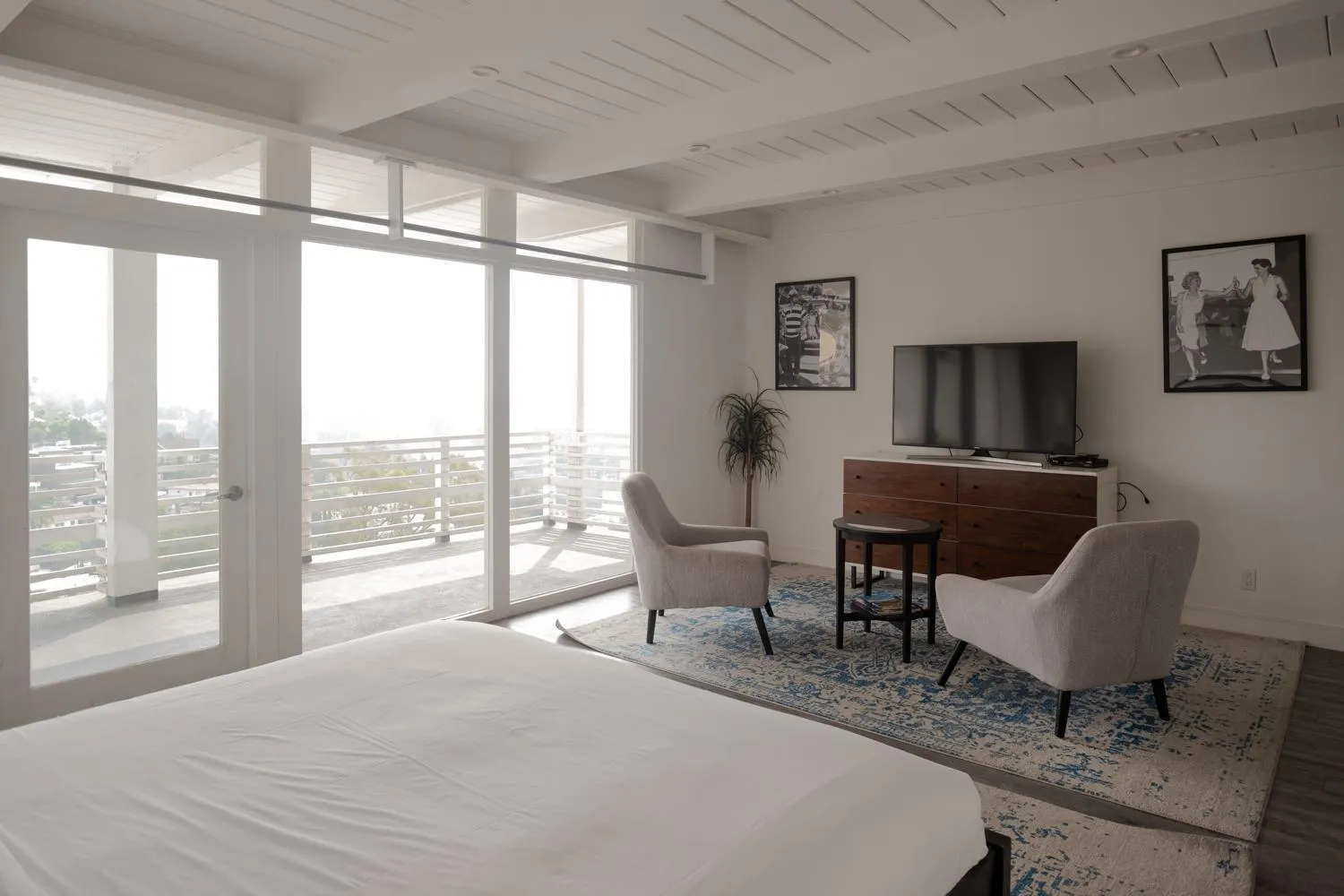 TV and multimedia, Bed in Hollywood Hills Hotel