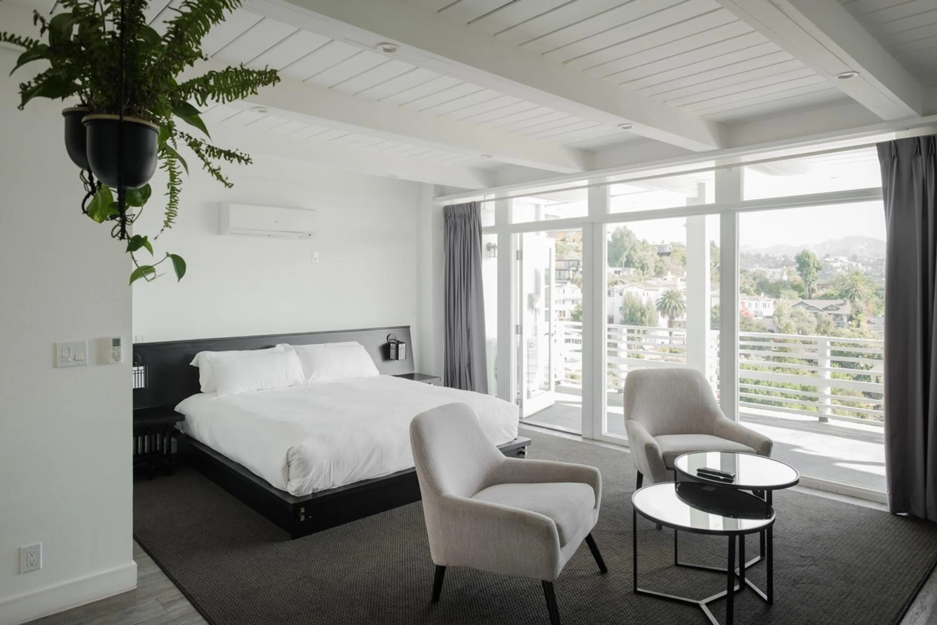 View (from property/room), Bed in Hollywood Hills Hotel