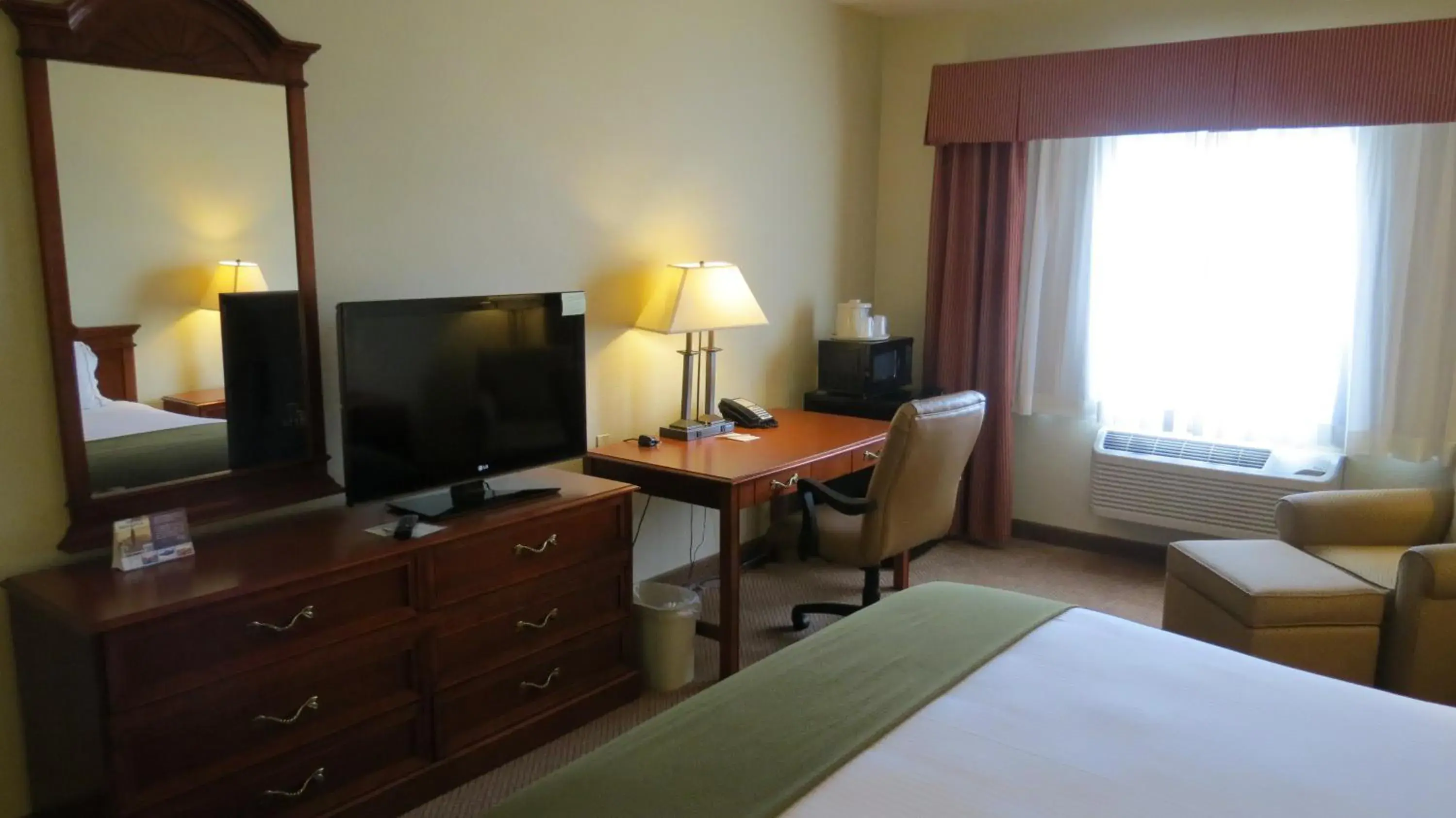 Day, Bed in Baymont Inn & Suites by Wyndham Holbrook Day, Bed in Baymont Inn & Suites by Wyndham Holbrook