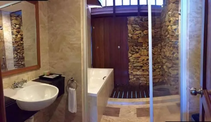 THE LAGOON WATER CHALET