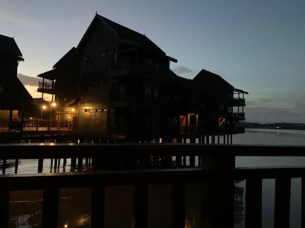 THE LAGOON WATER CHALET