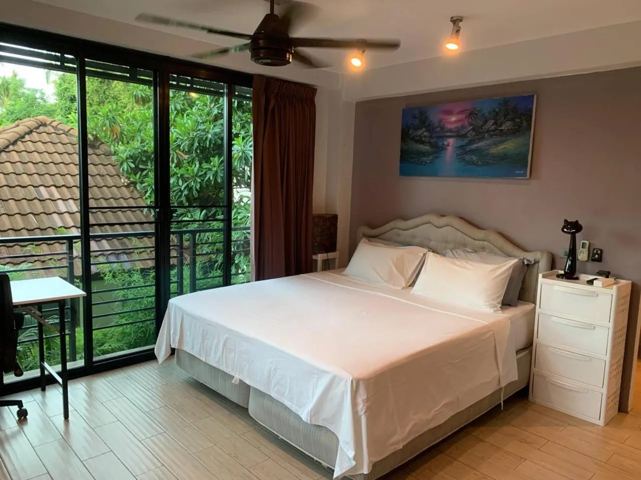 Bedroom, Bed in Penthouse Crystal Bay Apartments