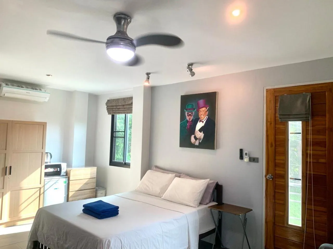 Bedroom, Bed in Penthouse Crystal Bay Apartments