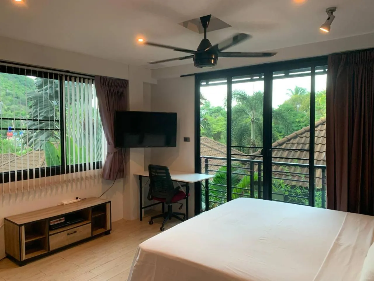 Bedroom, Bed in Penthouse Crystal Bay Apartments