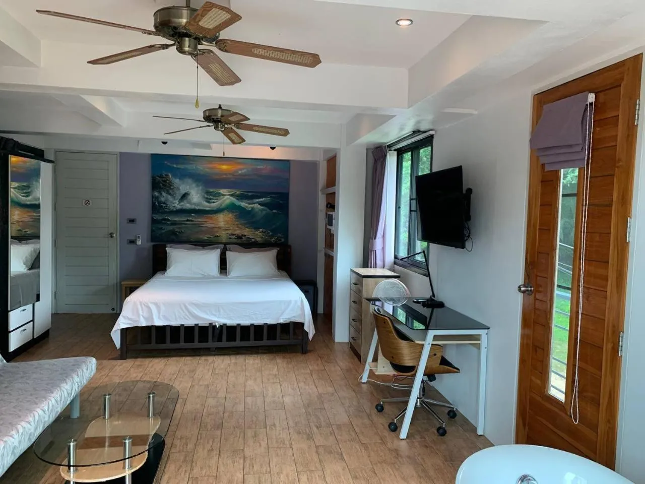 Bedroom, Bed in Penthouse Crystal Bay Apartments