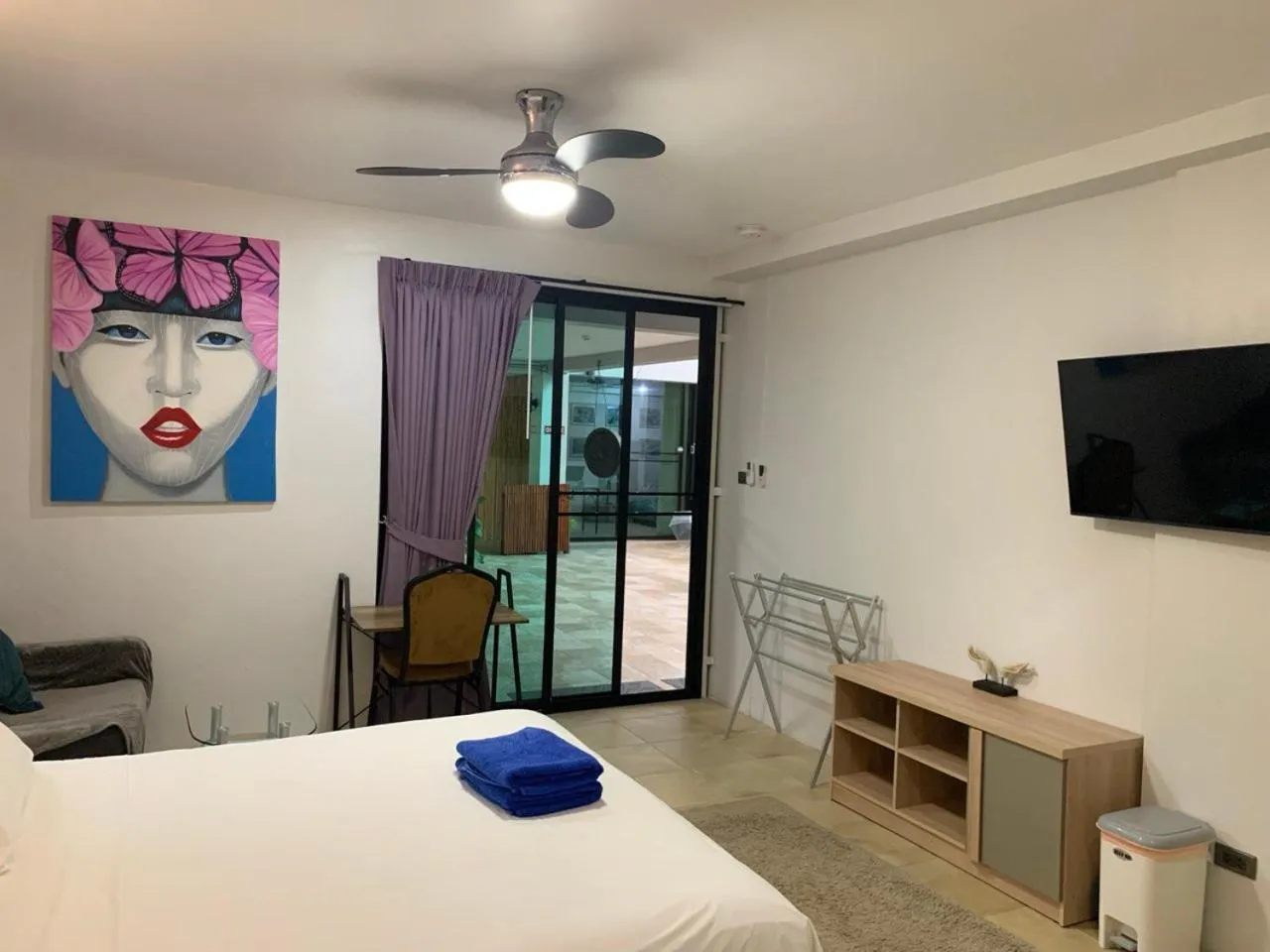 Bedroom, Bed in Penthouse Crystal Bay Apartments