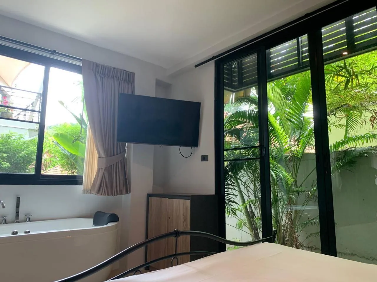 Bedroom, Bed in Penthouse Crystal Bay Apartments