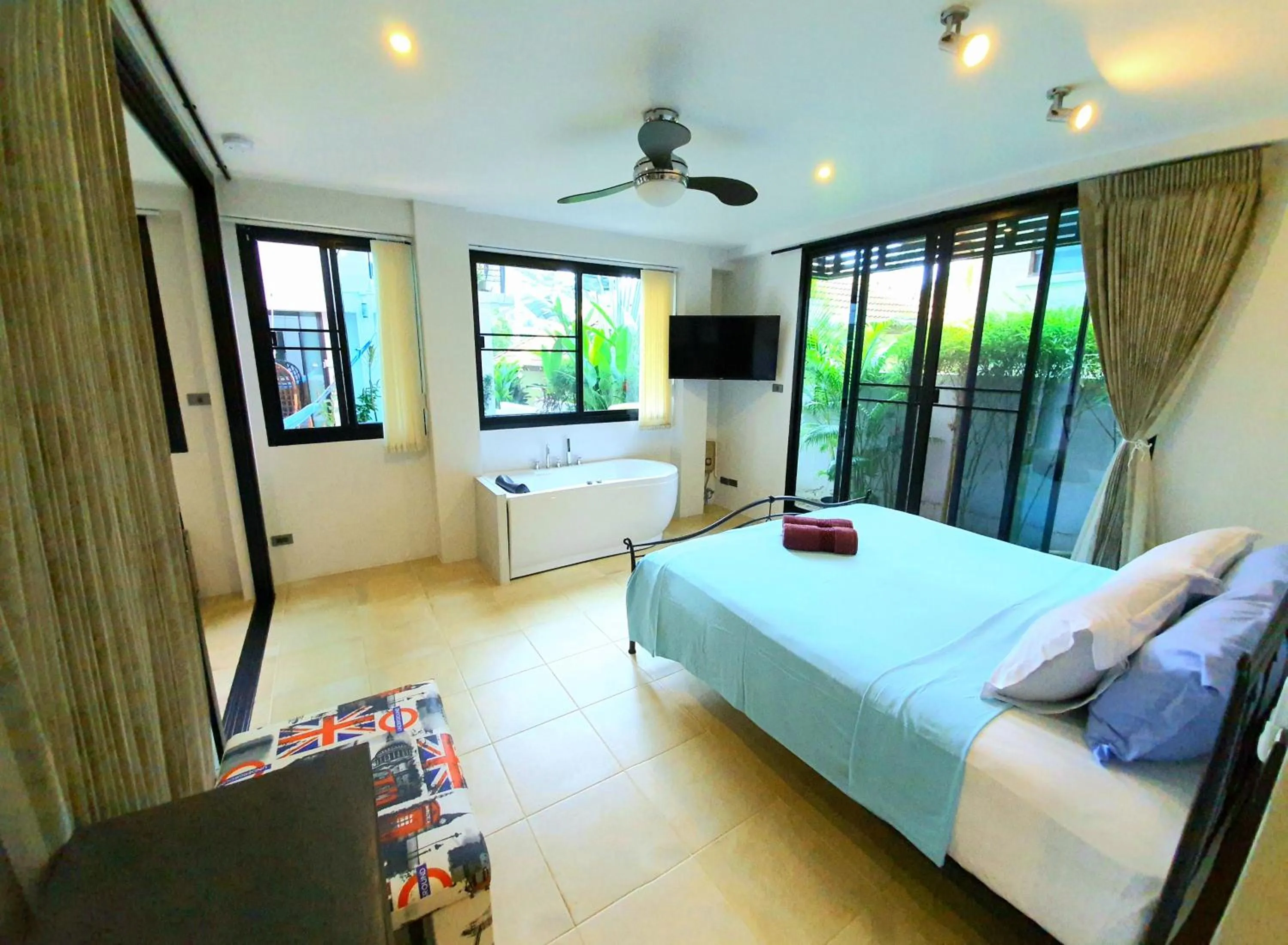 Bedroom, Bed in Penthouse Crystal Bay Apartments