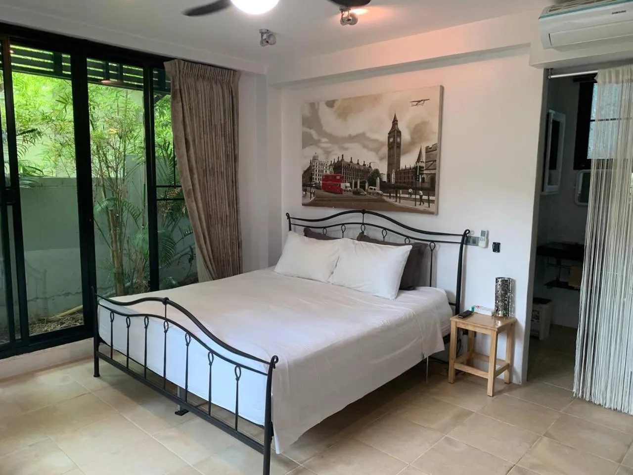 Bedroom, Bed in Penthouse Crystal Bay Apartments