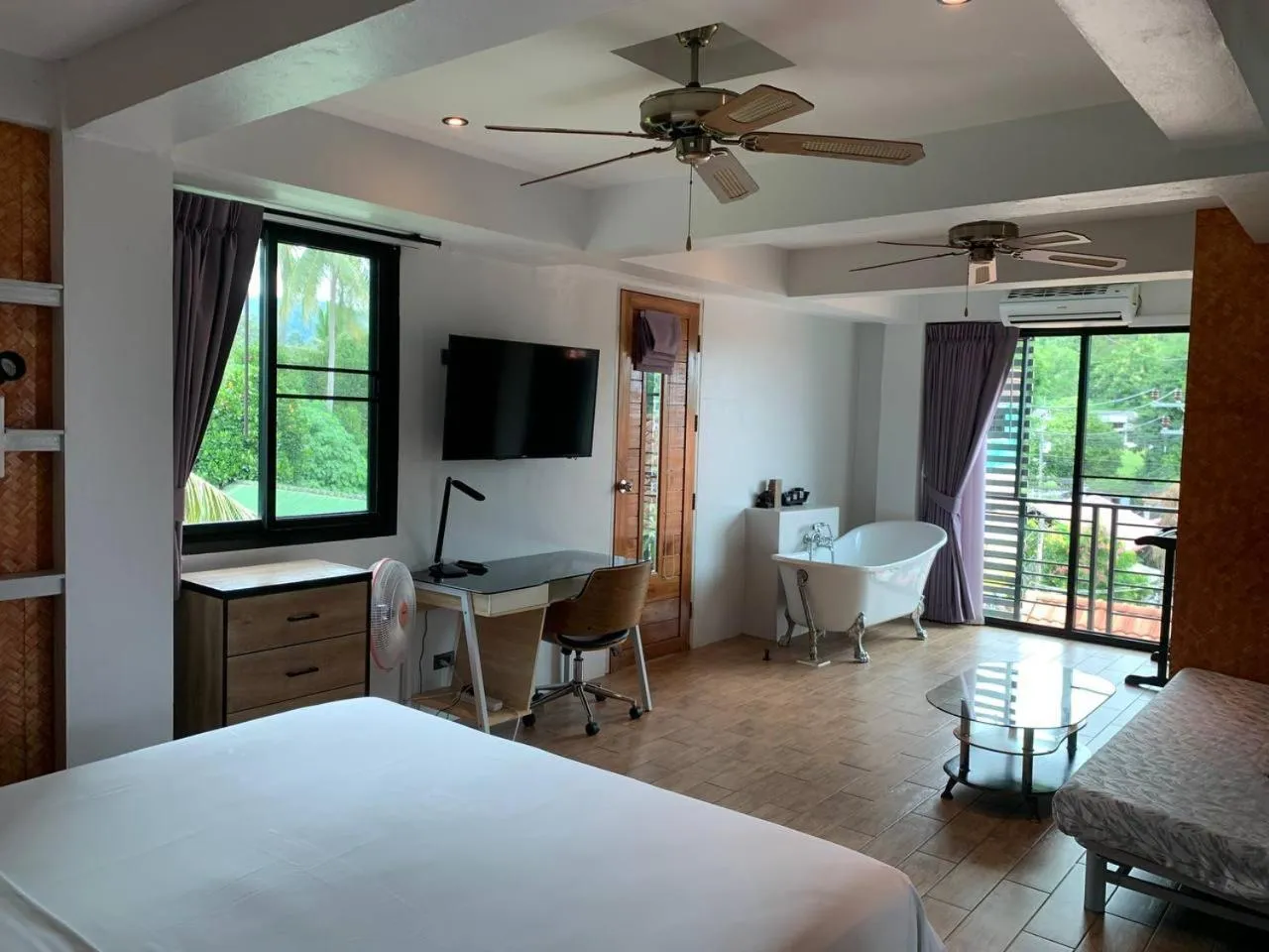 Bedroom, Bed in Penthouse Crystal Bay Apartments