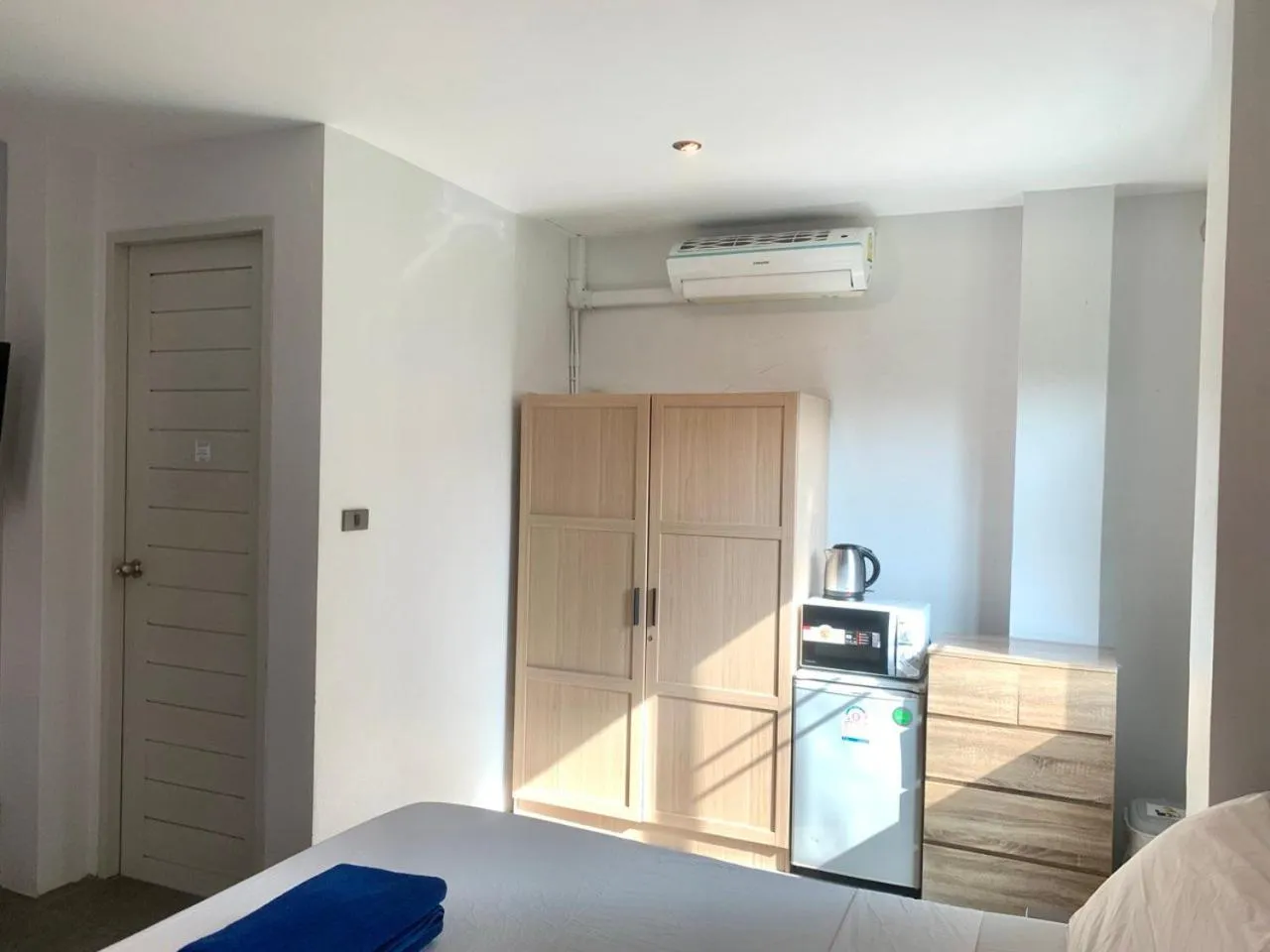 Bedroom, Bed in Penthouse Crystal Bay Apartments