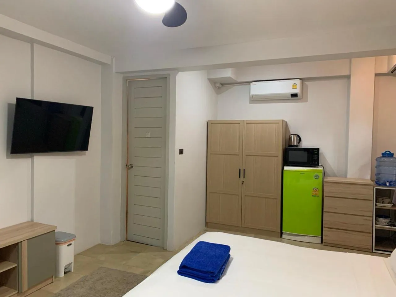 Bedroom, Bed in Penthouse Crystal Bay Apartments