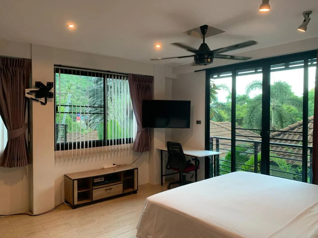 Bedroom, Bed in Penthouse Crystal Bay Apartments